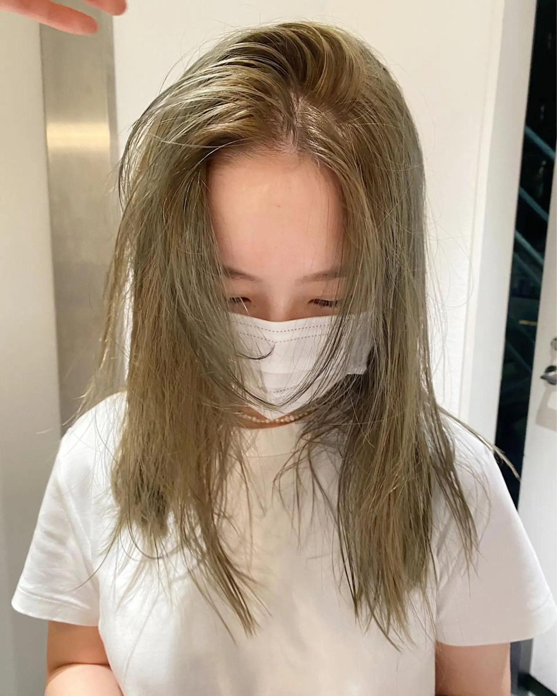 セミロング カラー ベージュカラー オリーブベージュ カット ヘアカラー nana🦕 ハイライトベージュのヘアスタイル