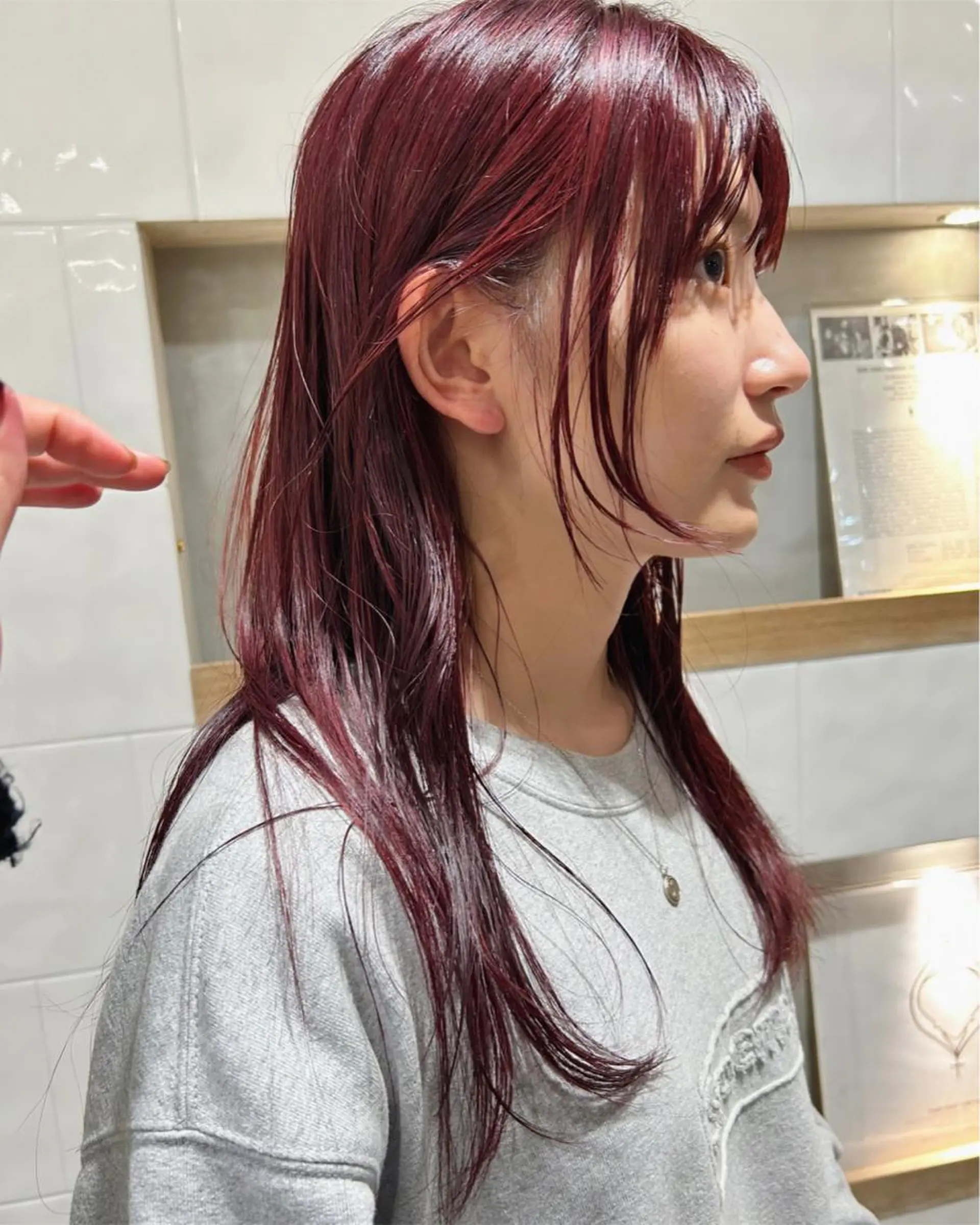 セミロング カラー ボルドーカラー ダブルカラー カット ヘアカラー トリートメント Loom.所属・村上雅人 ナチュラルモードのヘアスタイル