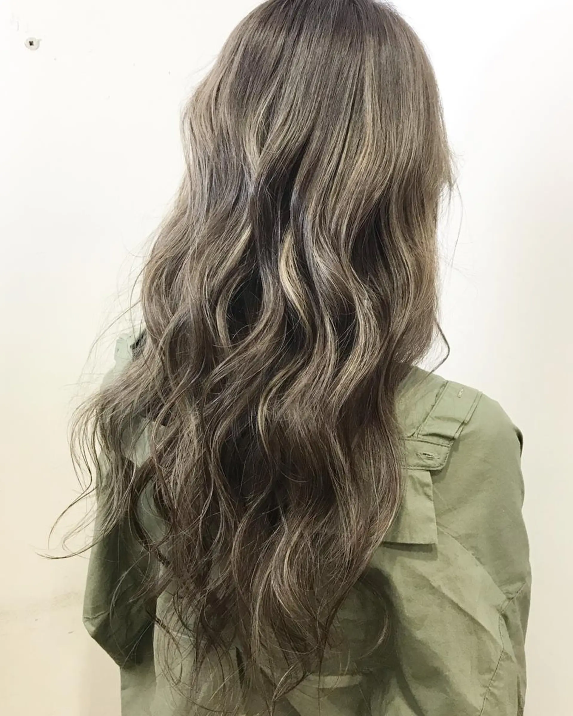 ロング カラー グレージュ ハイライトカラー ハイライト WONK. ウォンク 心斎橋のヘアスタイル