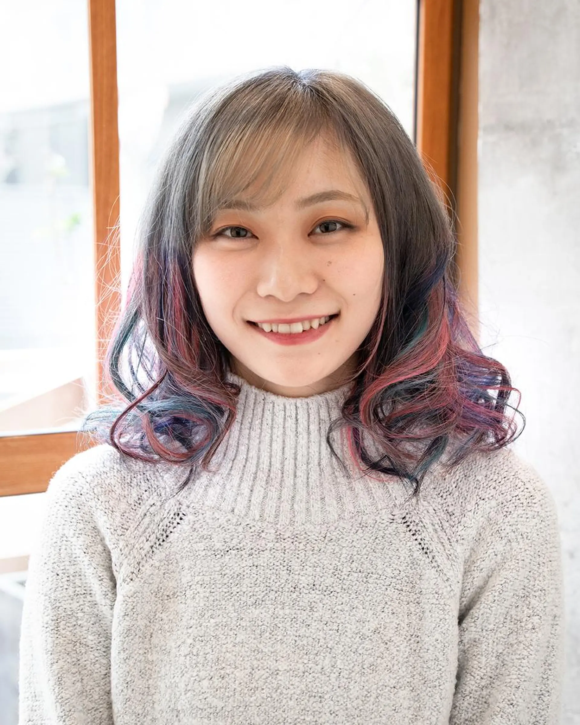 ミディアム カラー アッシュ シルバー シルバーアッシュ ユニコーンカラー ⬇格安クーポン掲載⬇ 🌈PERS🌈のヘアスタイル