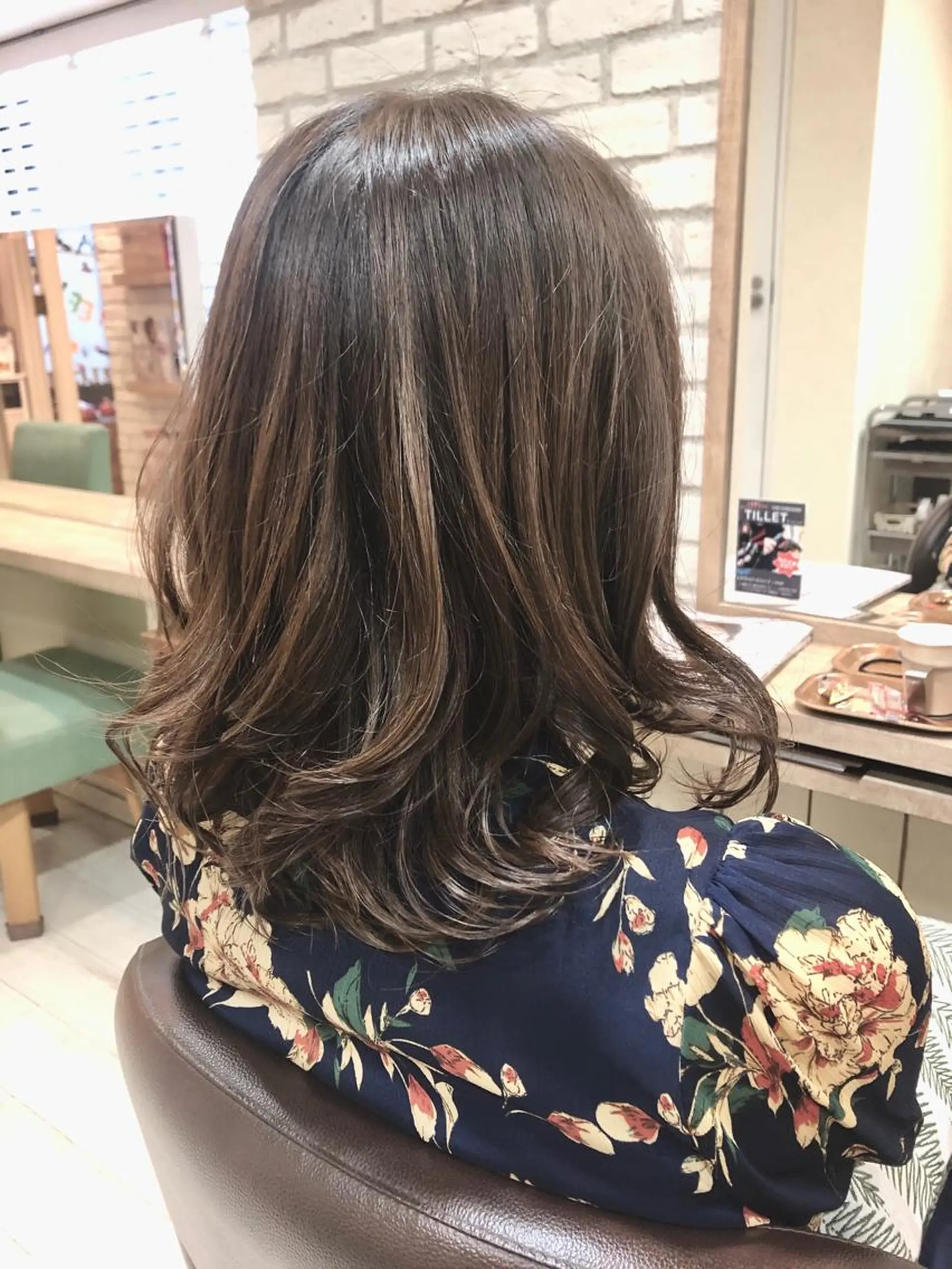 セミロング カラー グラデーションカラー ハイライトカラー ハイライト かきあげバング カット パーマ トリートメント 清水 有実子のヘアスタイル