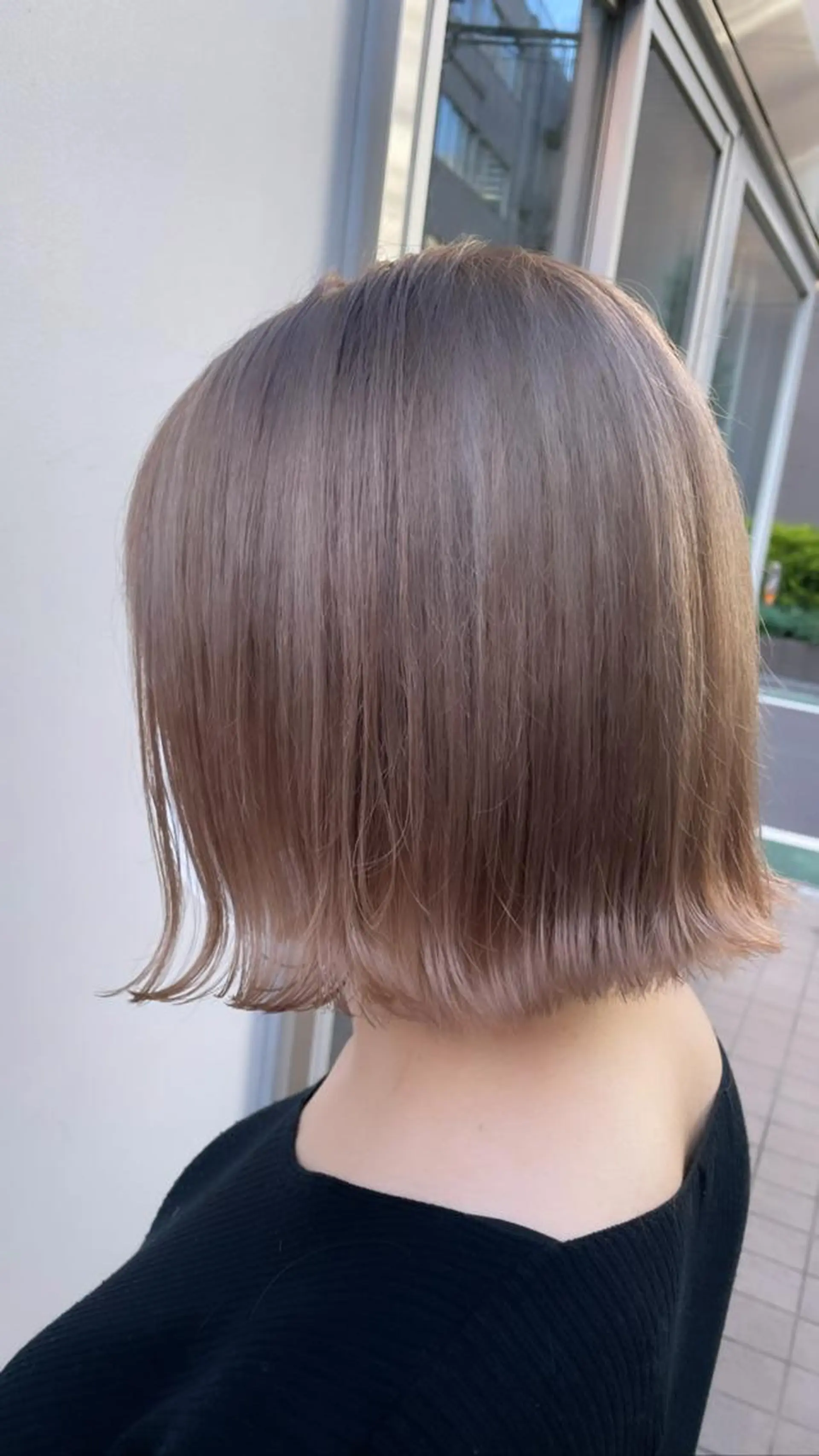 ミディアム カラー ベージュカラー ミルクティーベージュ ボブ 外ハネヘア カット ヘアカラー chama レイヤーカットのヘアスタイル