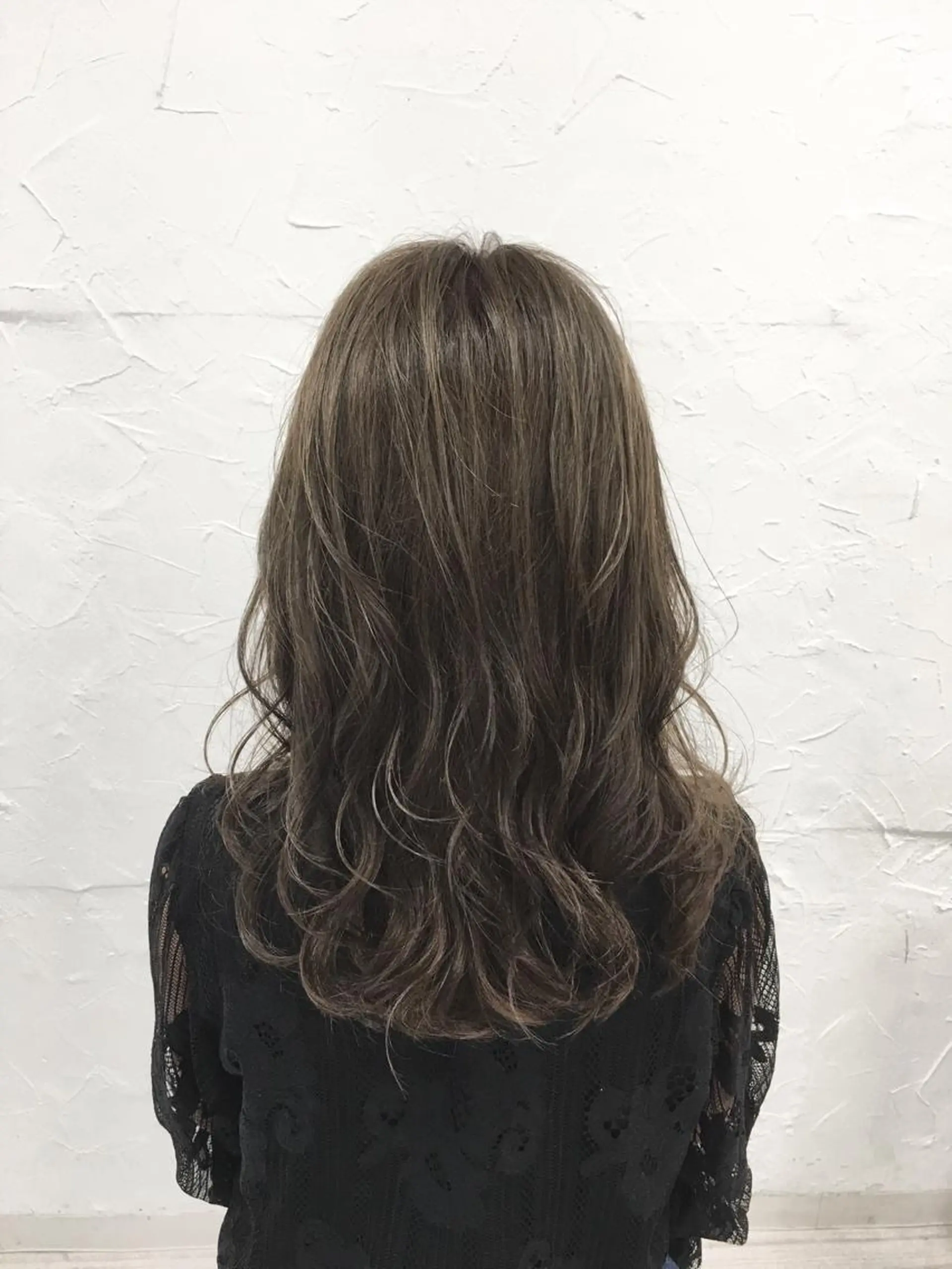 セミロング カラー ハイライトカラー イルミナカラー ハイライト 大人垢抜け ダブルカラーのヘアスタイル