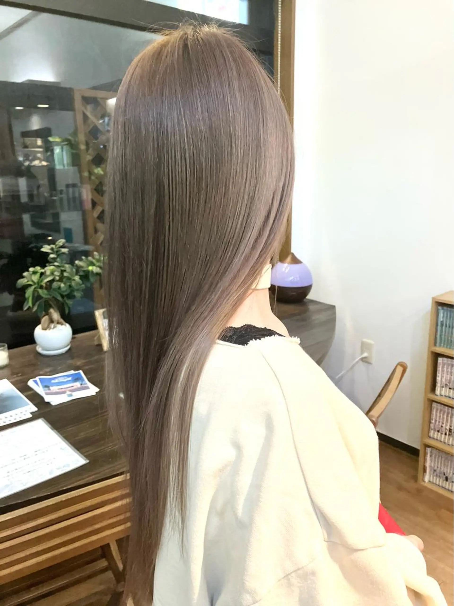 ロング カラー ベージュカラー ホワイトベージュ トリートメント ヘアークルーズ ピースのヘアスタイル