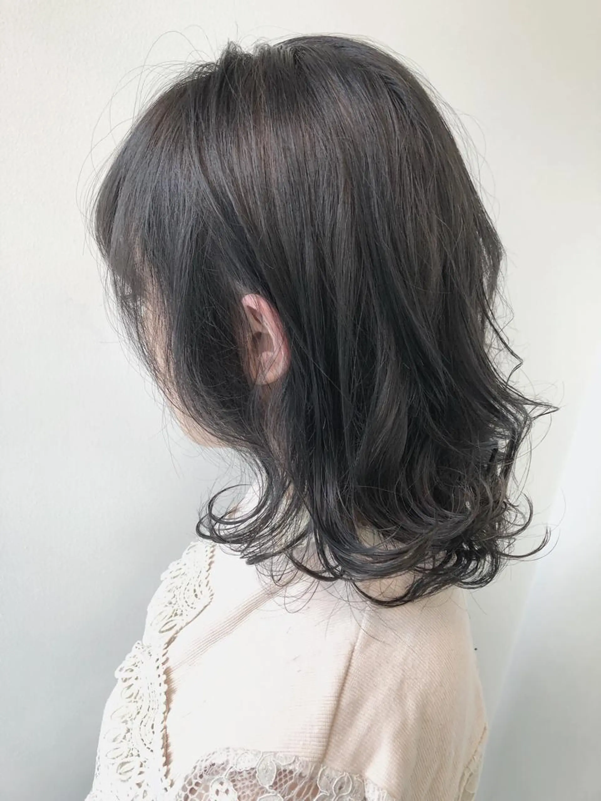 ミディアム カラー パーマ ヘアアレンジ ブリーチ グレージュ Mira by greenのヘアスタイル