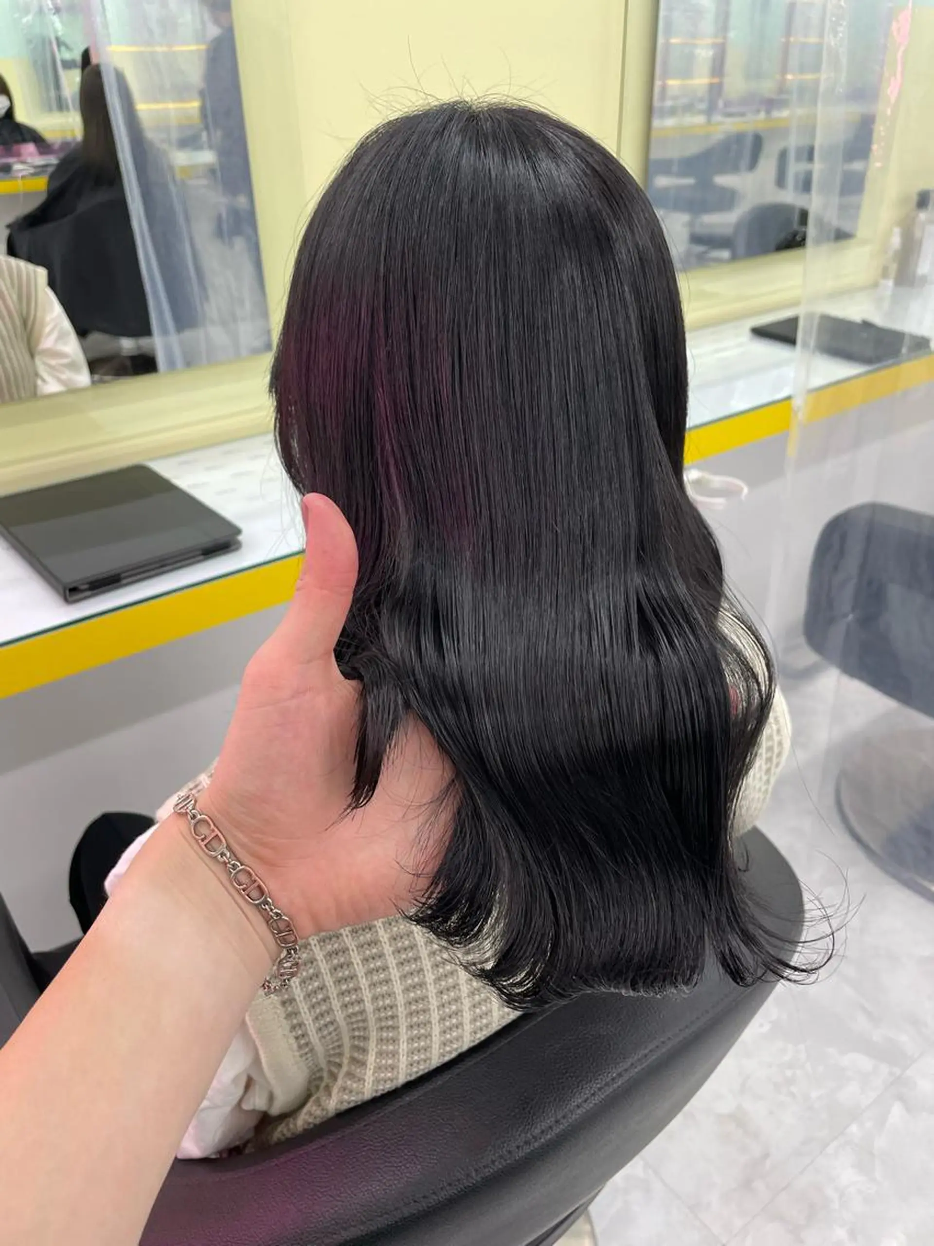 ミディアム カラー パーマ ヘアアレンジ ネイル マツエク・マツパ 韓国風ベージュ🤎 赤みなし🌿横浜🤎のヘアスタイル