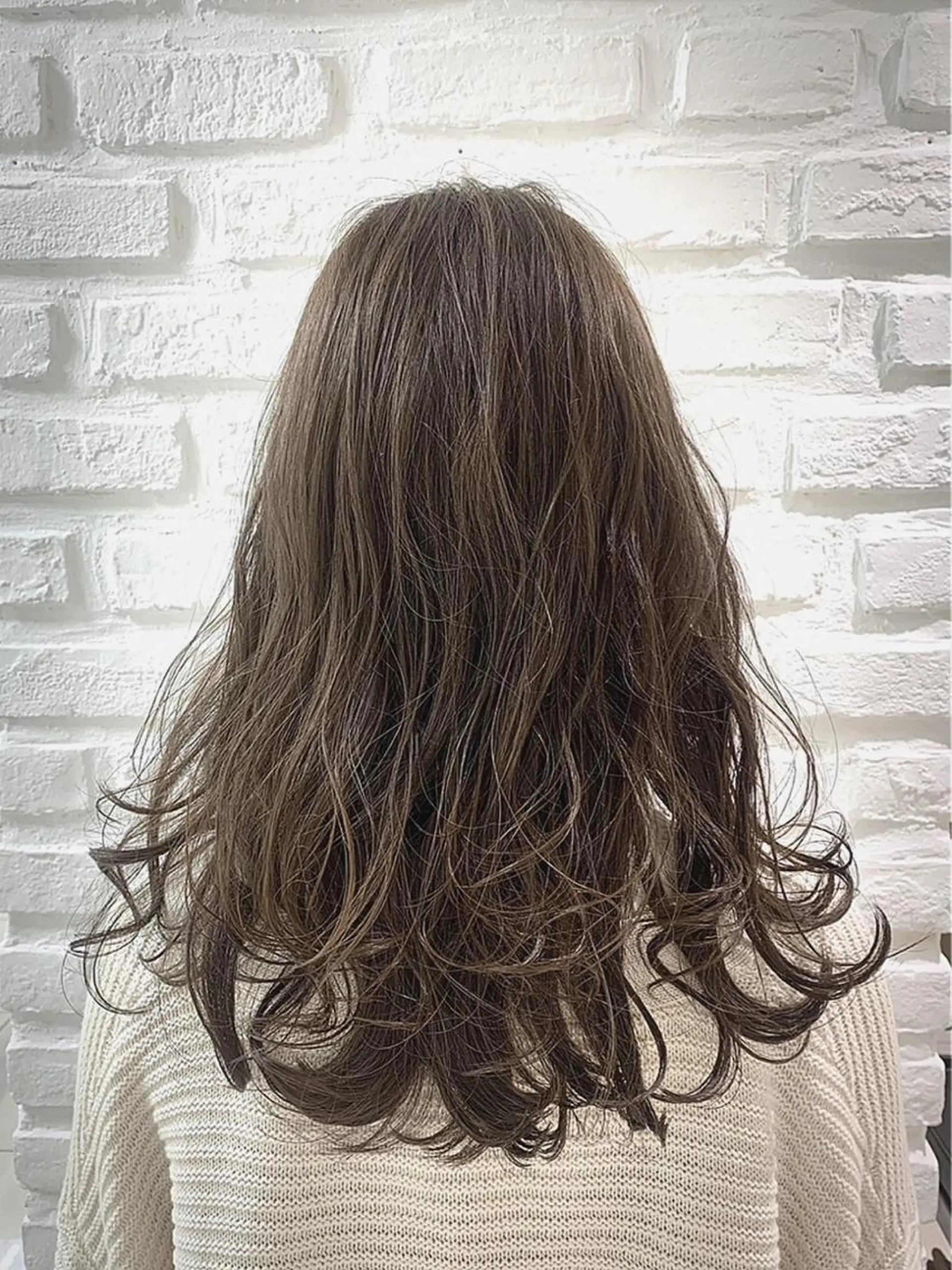 ロング カラー ブリーチ 透明感カラー グラデーションカラー イルミナカラー シルバー ヘアカラー トリートメント 【デザインカラー】 粥川佳日望のヘアスタイル