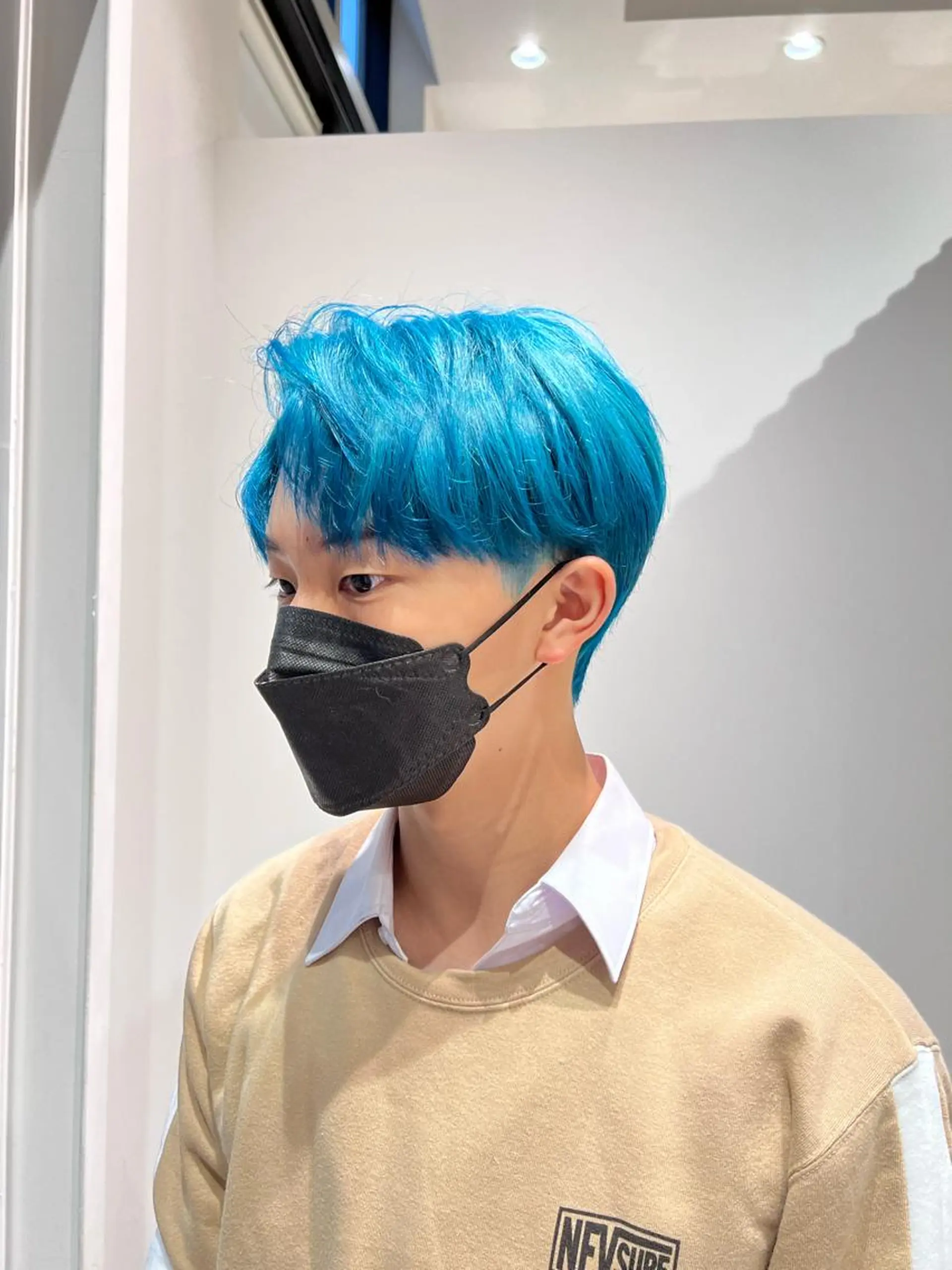 カラー メンズ メンズブリーチ センターパート メンズ韓国風 ブリーチ ブルーカラー カット ally hairsalon所属・Emi .のヘアスタイル