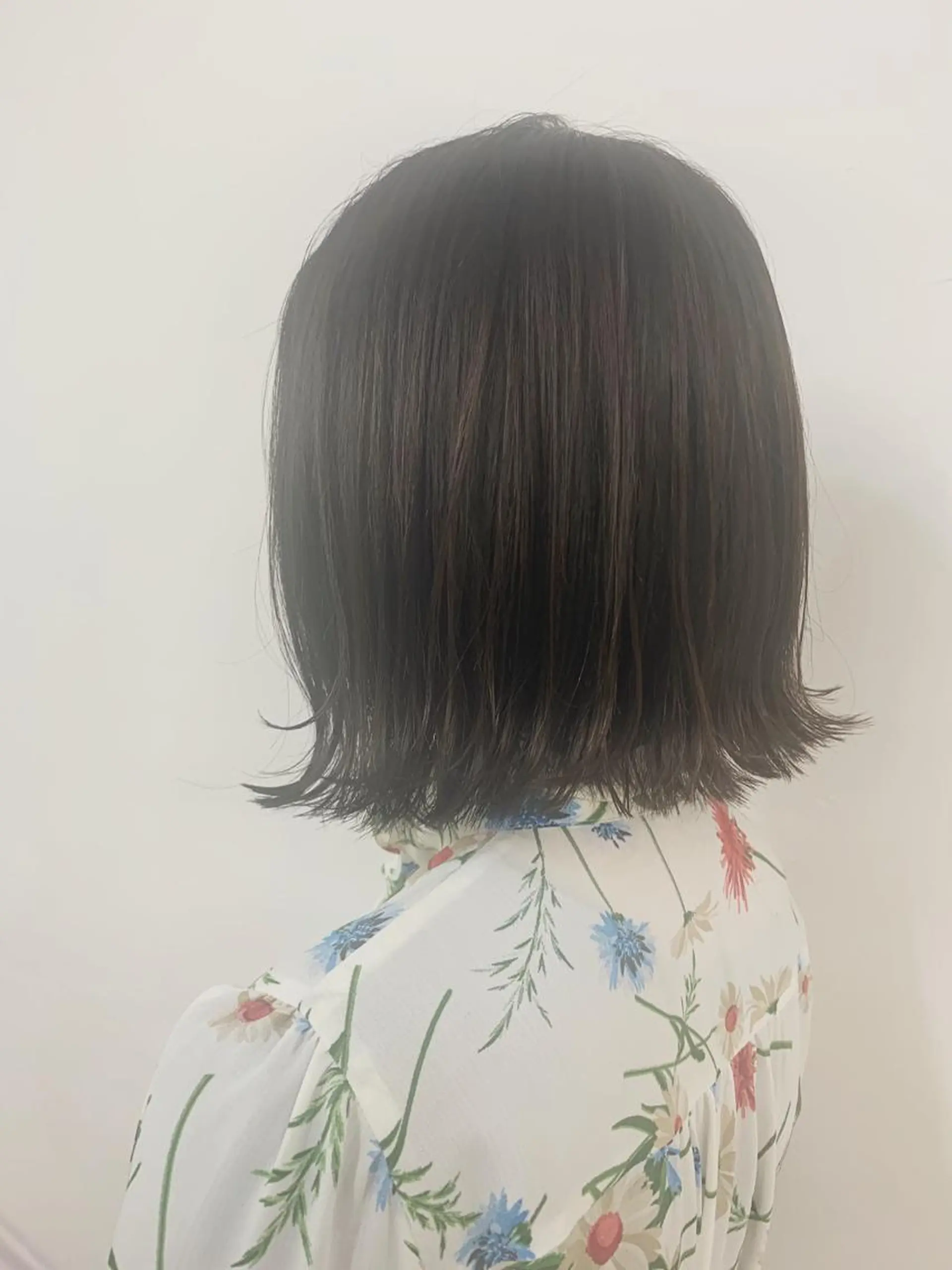 ミディアム ボブ 外ハネヘア カット ヘアカラー chama レイヤーカットのヘアスタイル