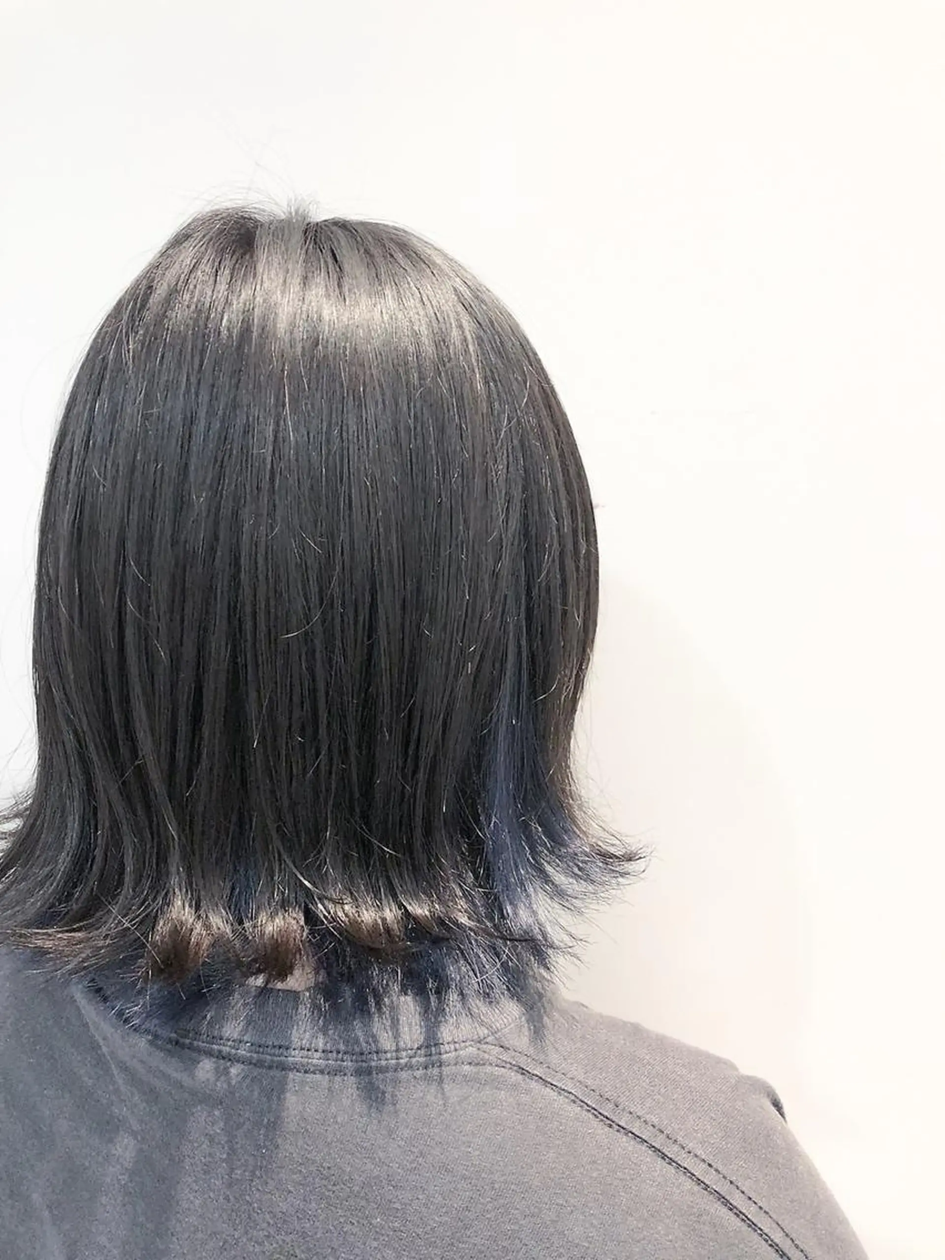 ミディアム カラー ブルーカラー ダークグレー 韓国レイヤー/透明感 カラー/髪質改善角所のヘアスタイル