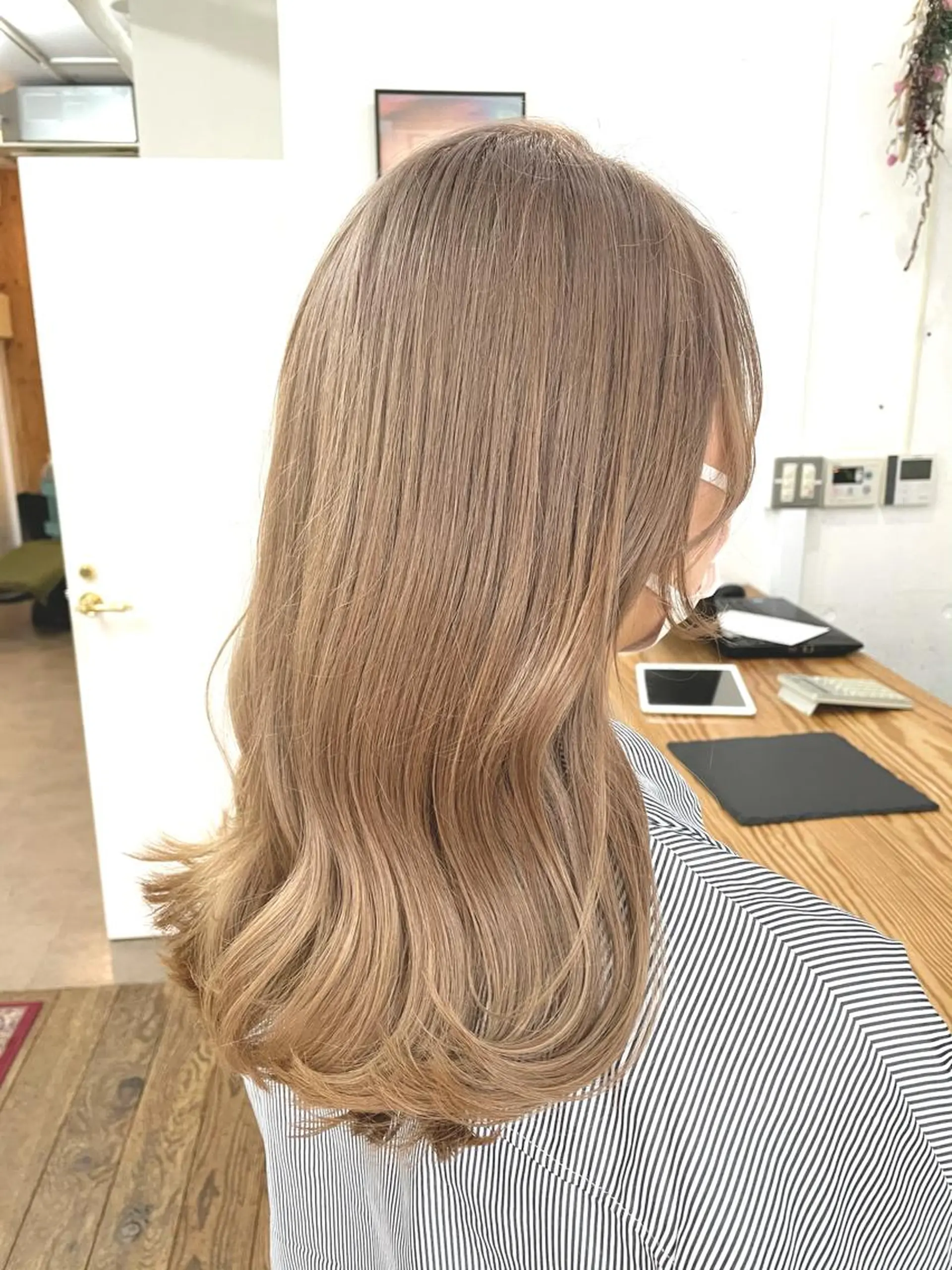 ロング カラー ブリーチ ブロンド ヘアカラー トリートメント chama レイヤーカットのヘアスタイル