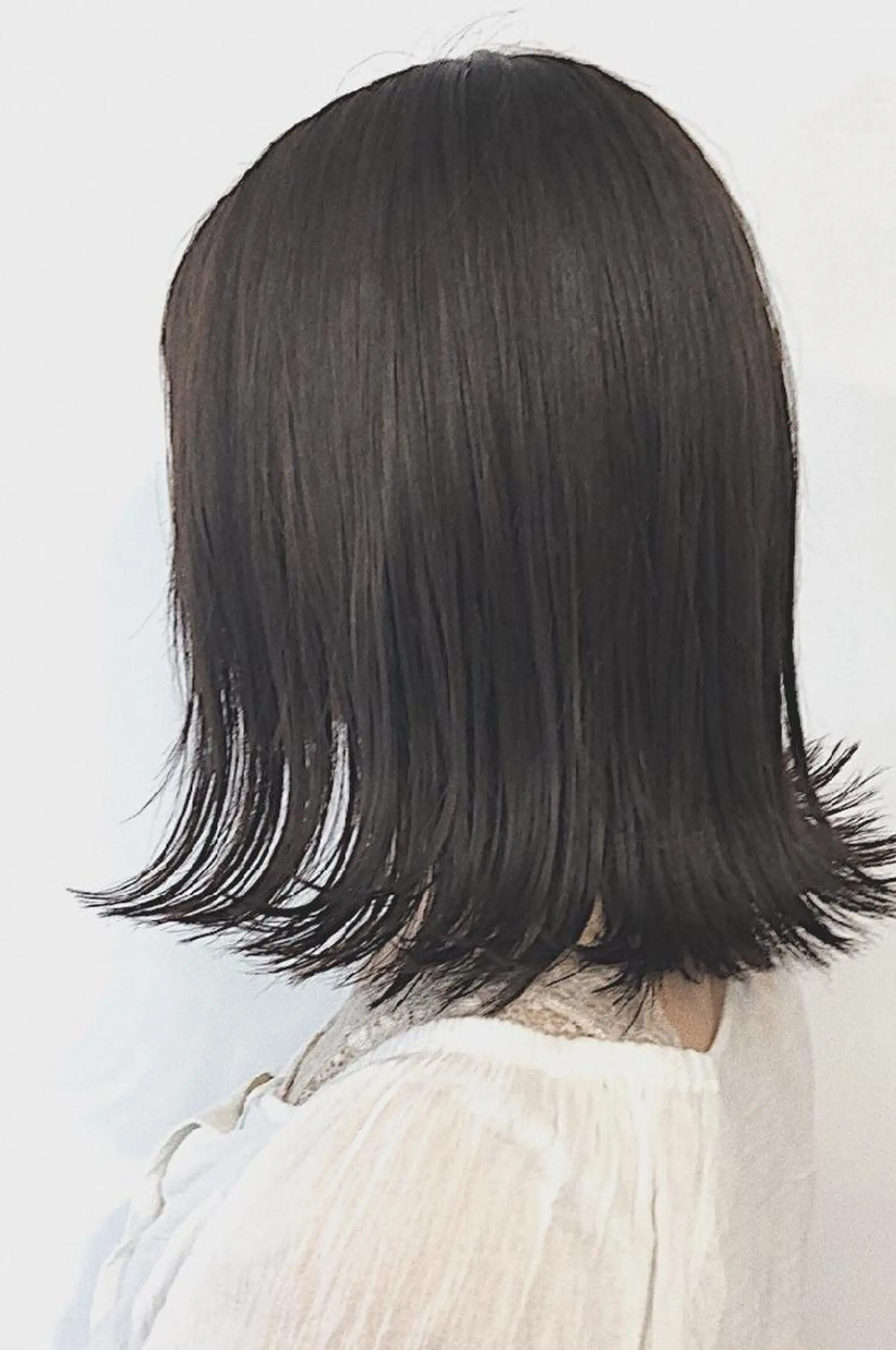 ミディアム アッシュ ボブ 外ハネヘア Laissez Deuxのヘアスタイル