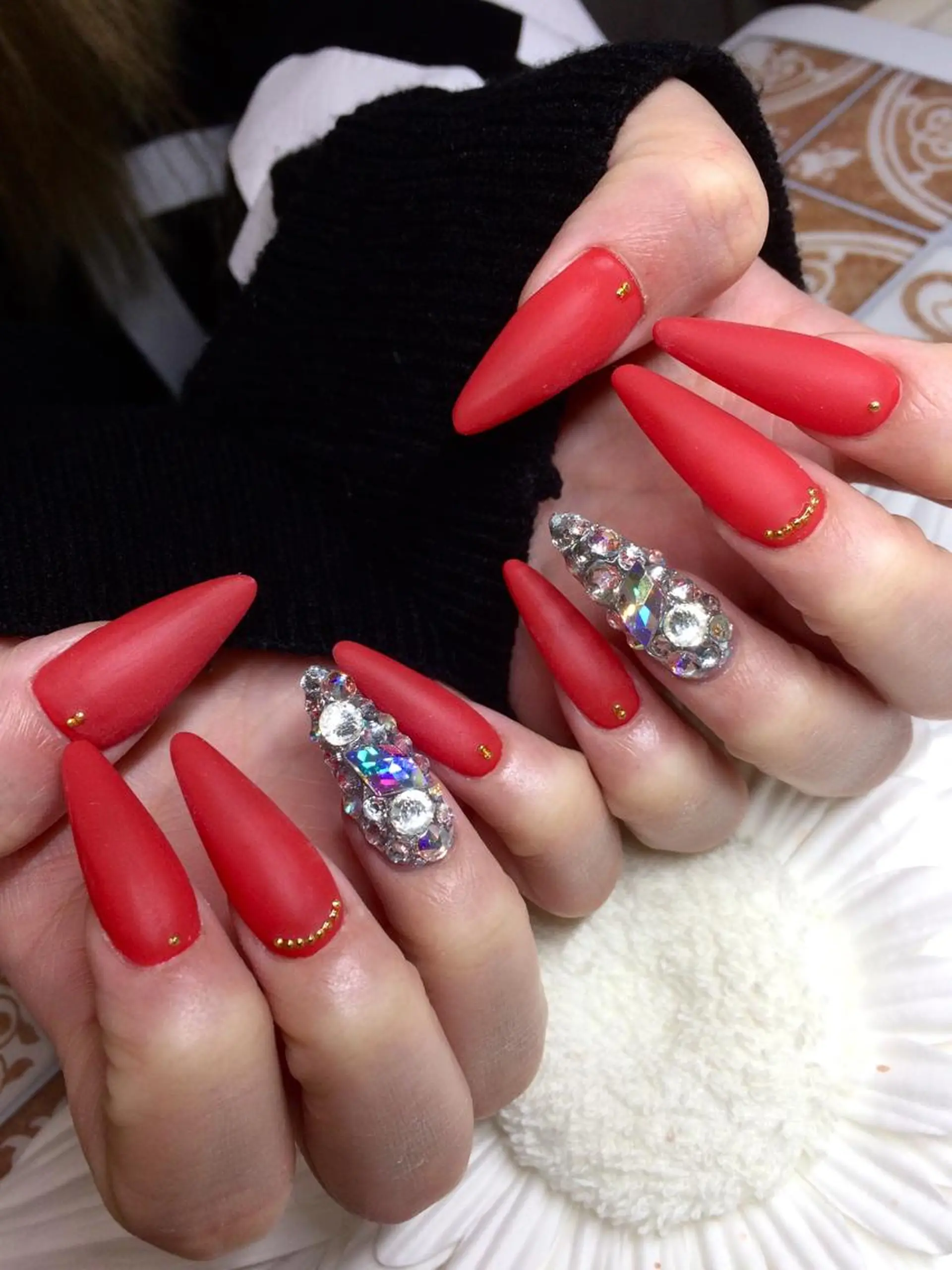 ネイル マットネイル 赤色 ストーンネイル ハンドネイル Nailsalon E's cafeのネイルデザイン