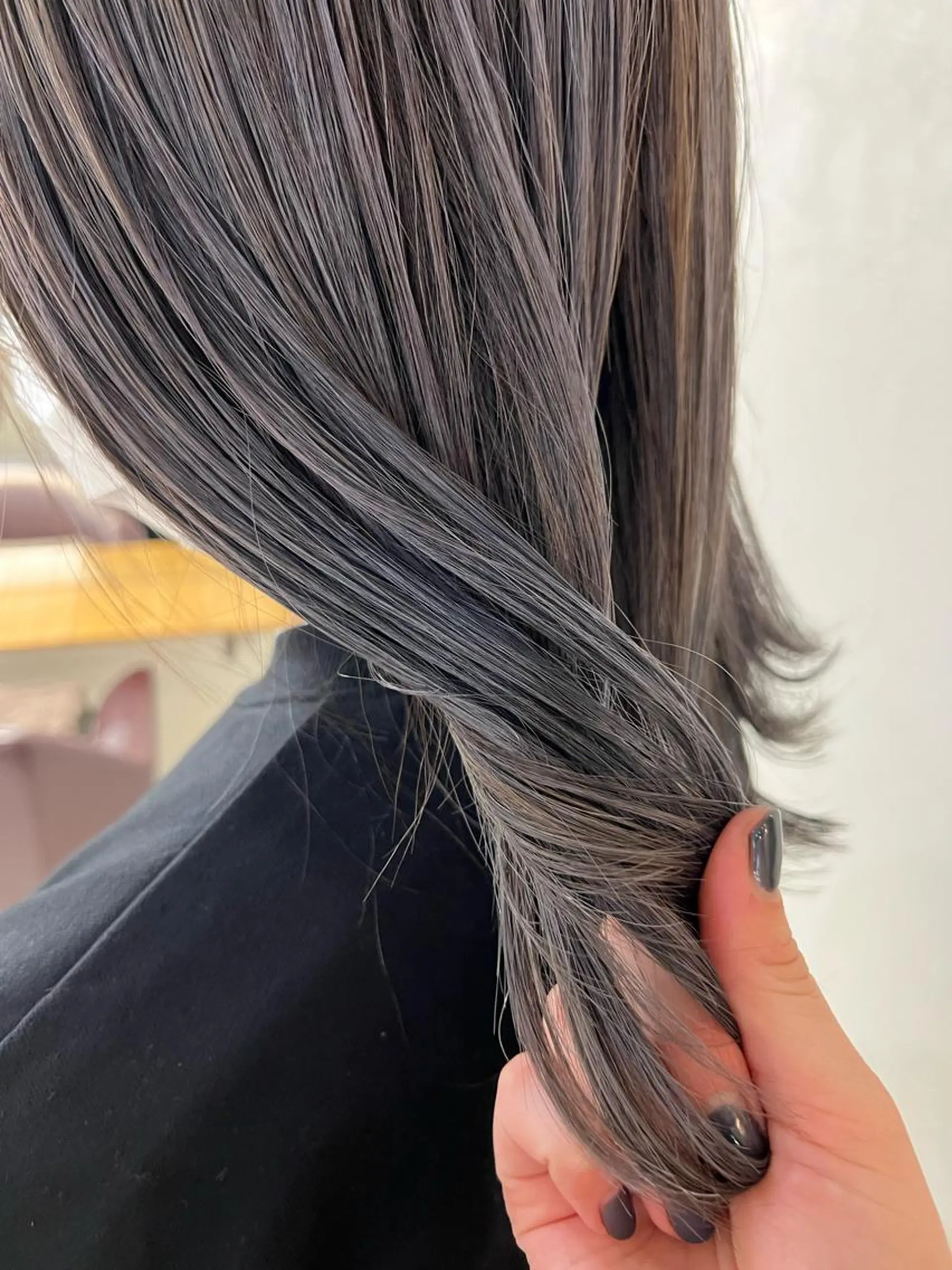 ミディアム カラー バレイヤージュ レイヤーカット miyu✂︎Lien 上品なブリーチカラーのヘアスタイル