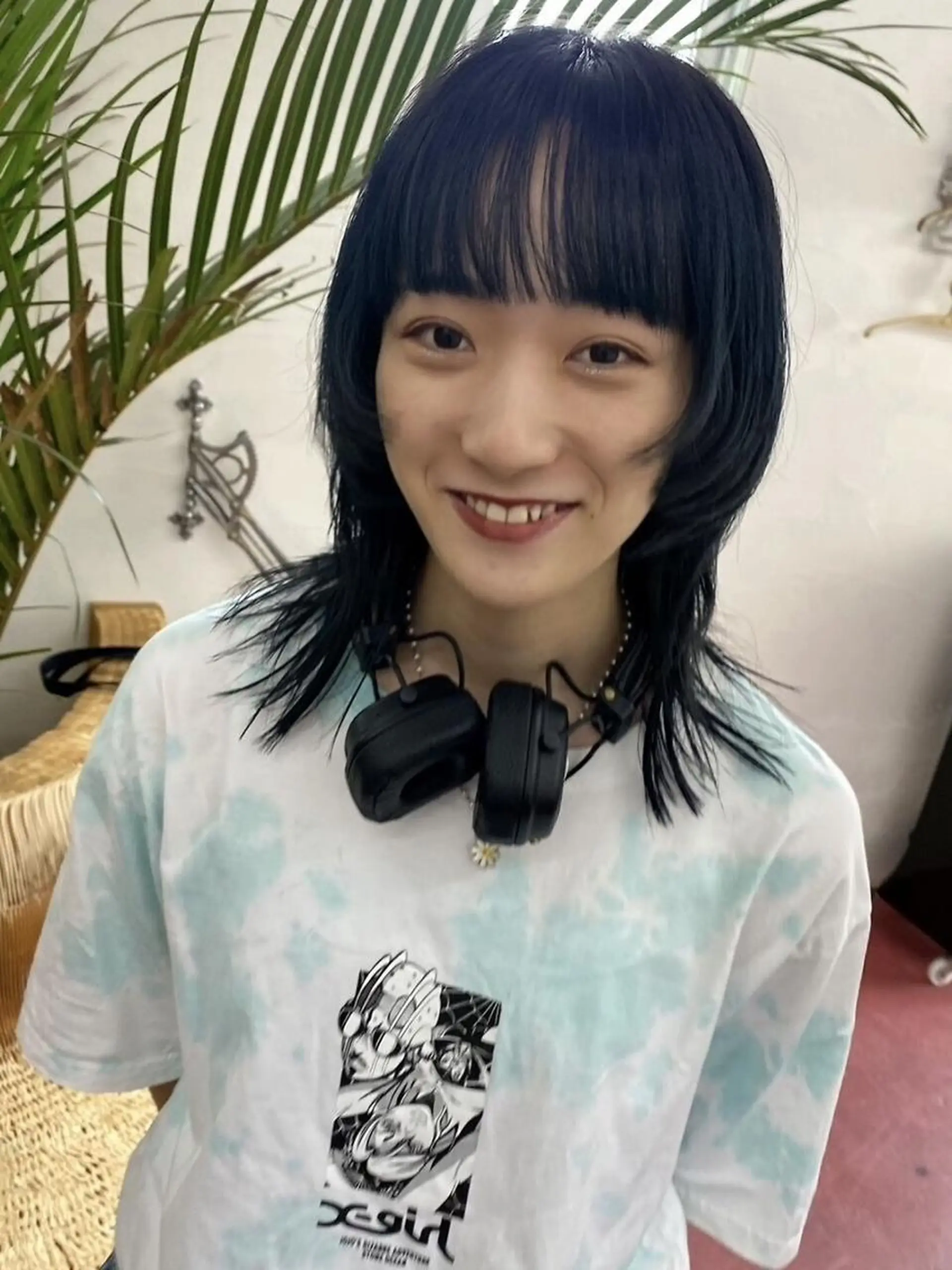 ミディアム カラー ウルフカット カット トリートメント qiie ワンカラー 黒染め　白髪染めのヘアスタイル