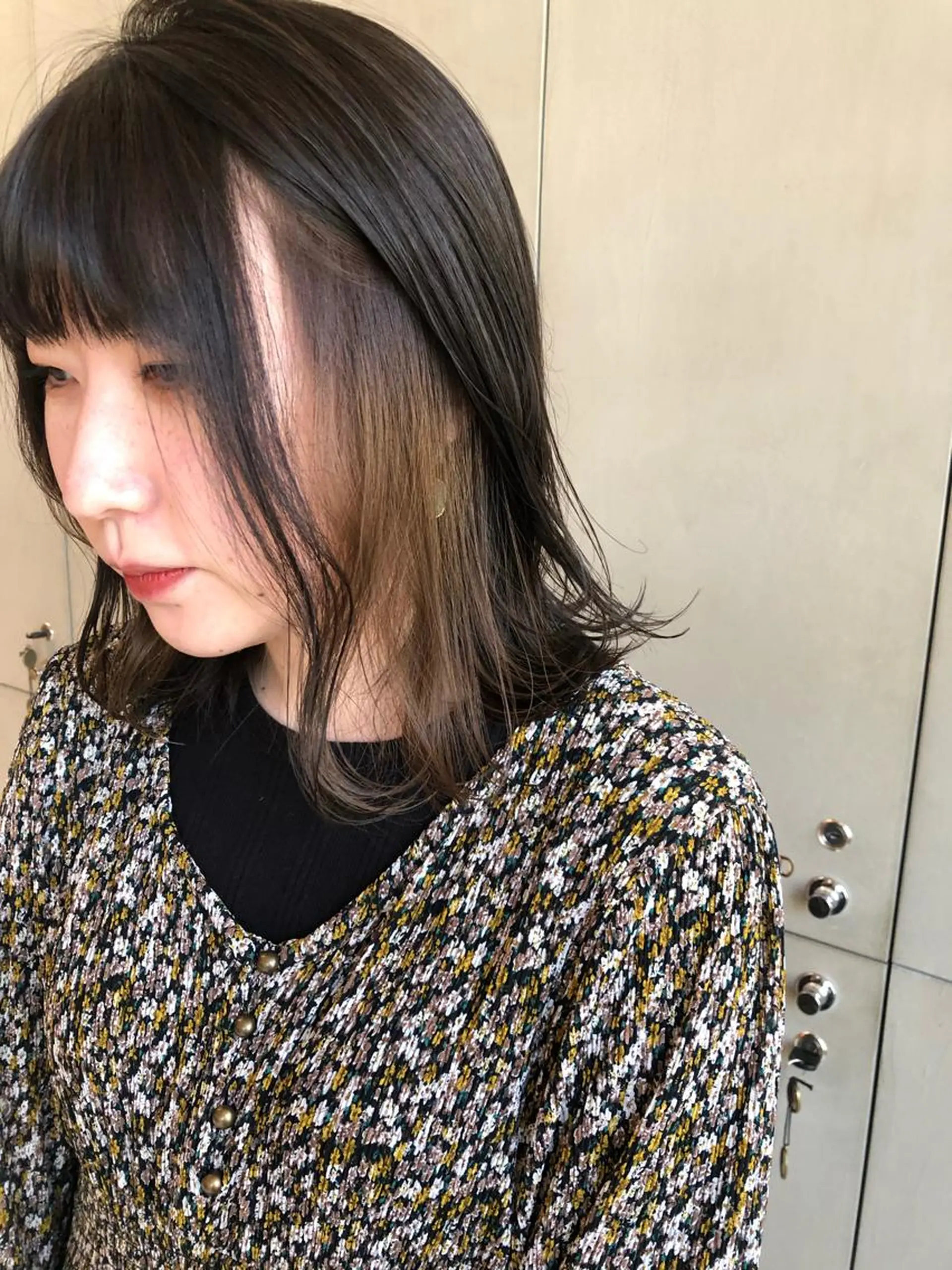 ミディアム カラー 古屋 花織のヘアスタイル