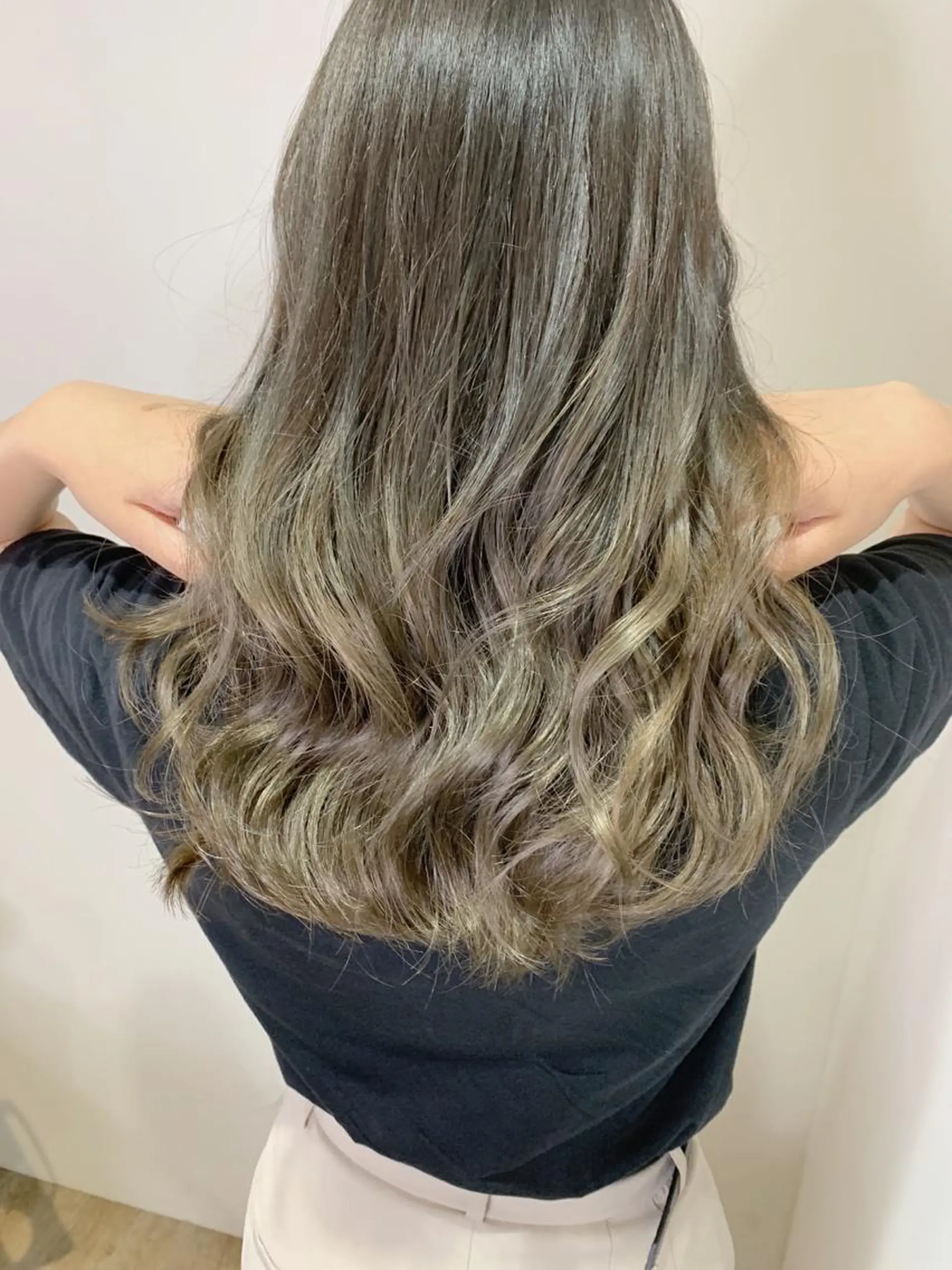 セミロング カラー ベージュカラー グラデーションカラー オリーブベージュ ヘアカラー トリートメント エクステ KAZUMAのヘアスタイル