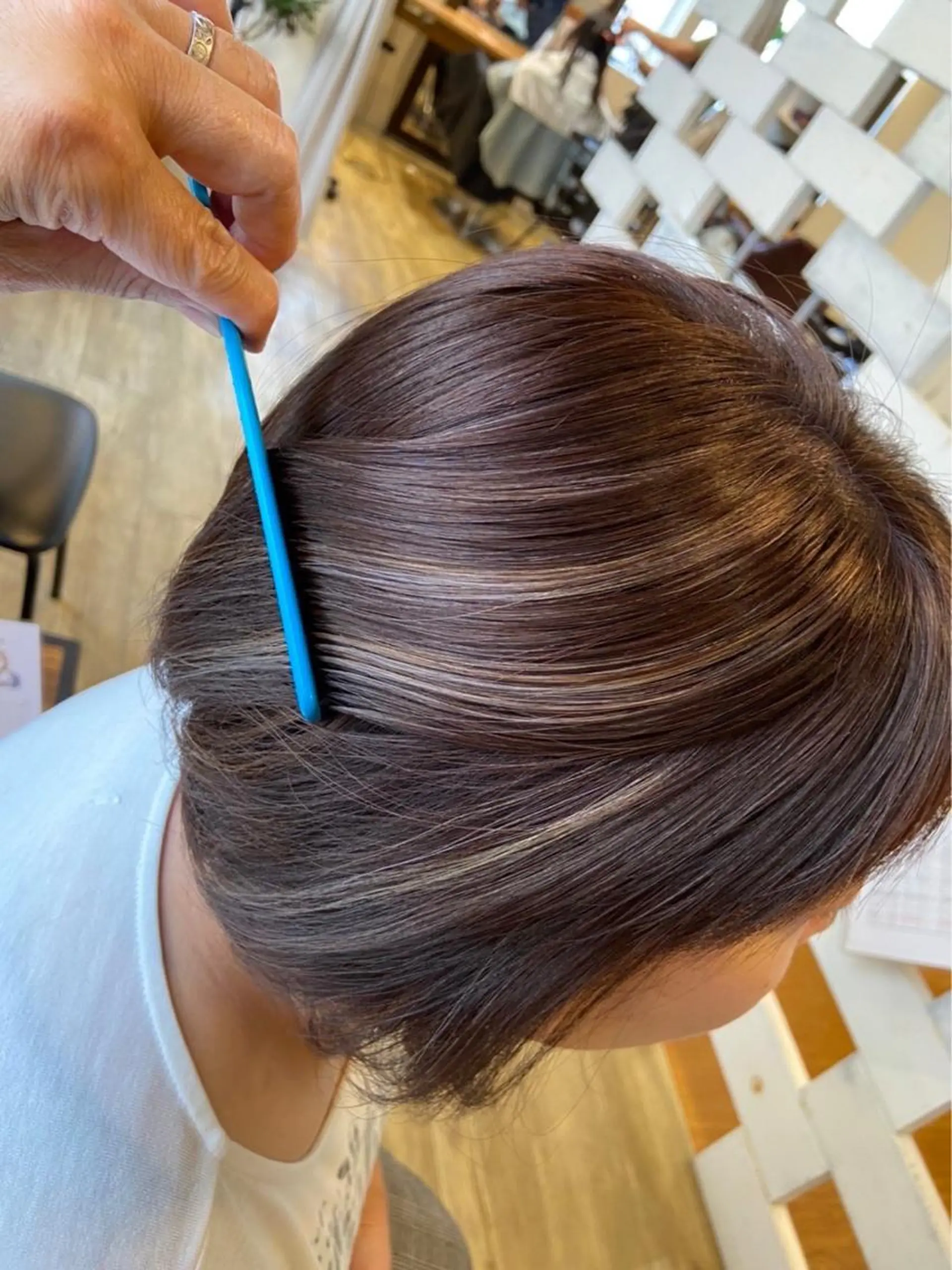 ミディアム カラー アッシュ ハイライトカラー ハイライト トリートメント chill out 南塚口本店のヘアスタイル