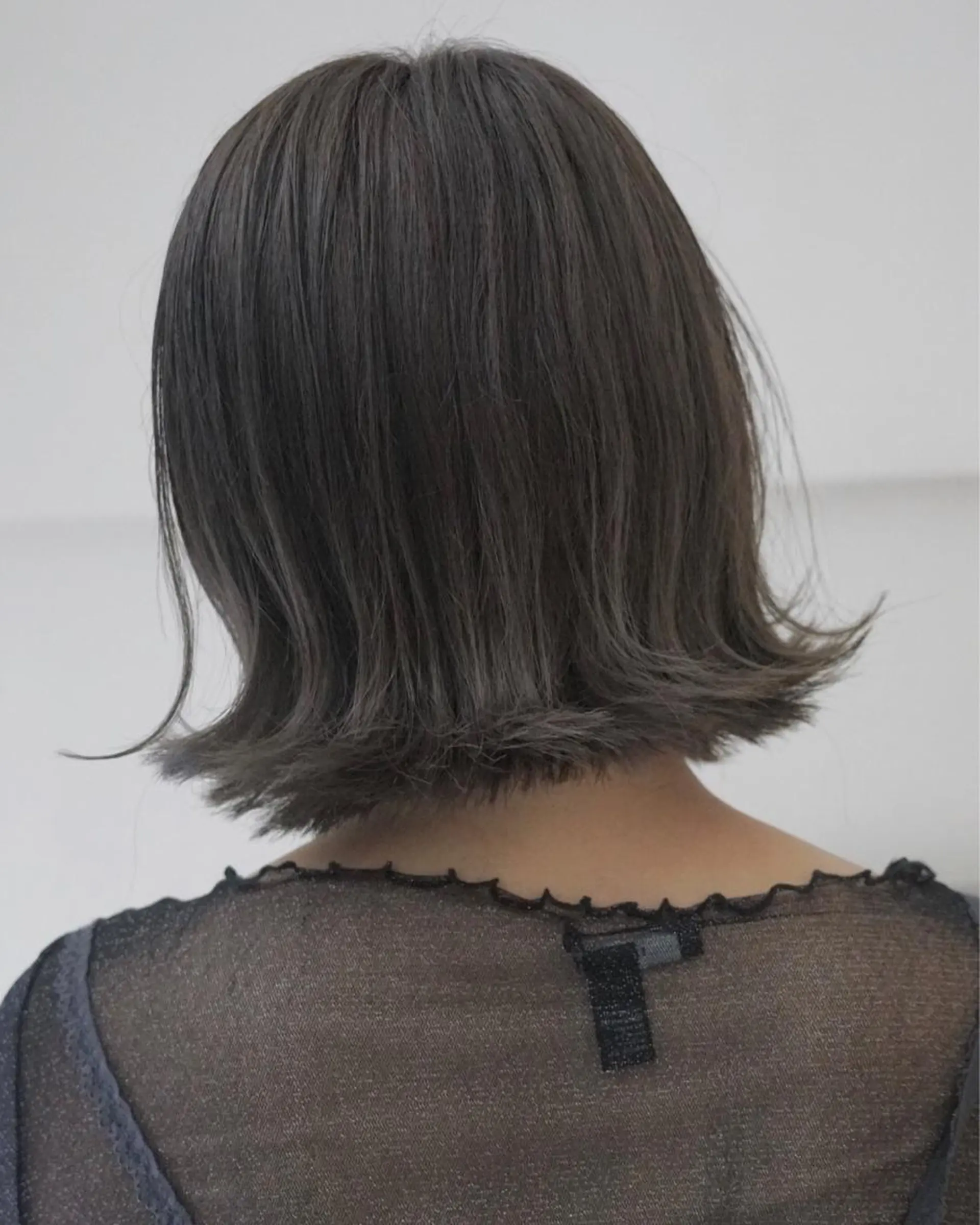 ショート カラー アッシュ オリーブアッシュ 外ハネヘア AILEE所属・ウルフカット レイヤーカット上柿のヘアスタイル