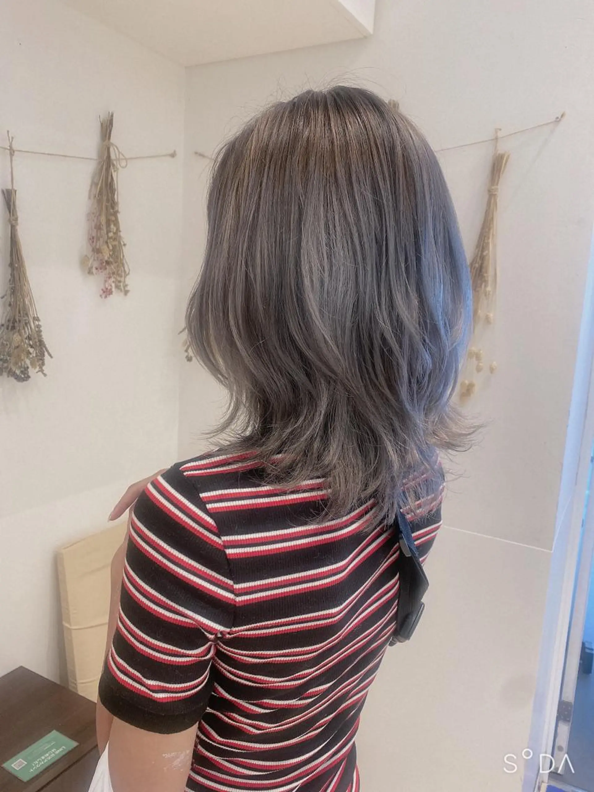 ミディアム カラー ミディアムレイヤー ベージュカラー ブリーチ グラデーションカラー パープルカラー はだゆうき @hadadan08のヘアスタイル