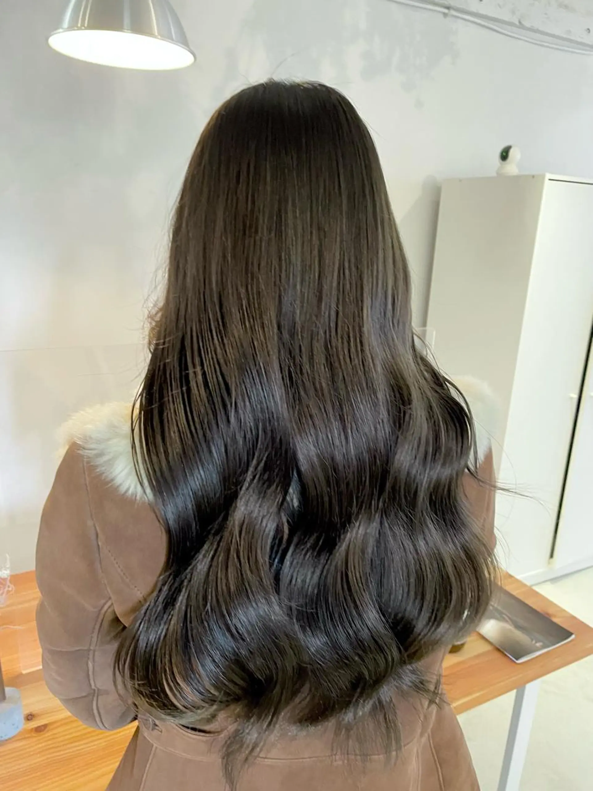 ロング カラー ベージュカラー オリーブベージュ カット motel所属・モデルや芸能人も通う ✨マンツーマンサロンのヘアスタイル