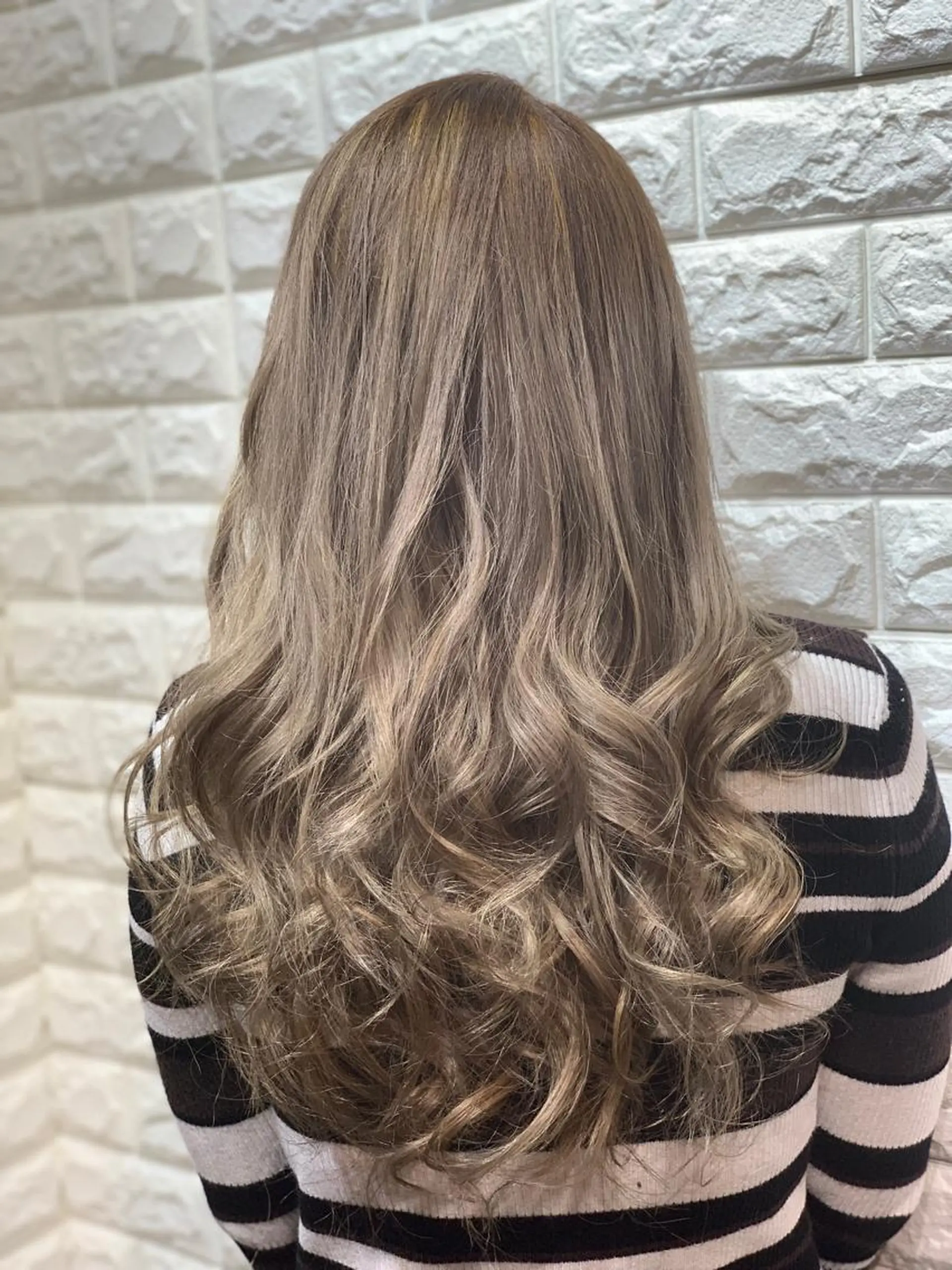 ロング カラー カット ヘアカラー IwAsh大和駅前店所属・IwAsh大和駅前店 河野亜里香のヘアスタイル