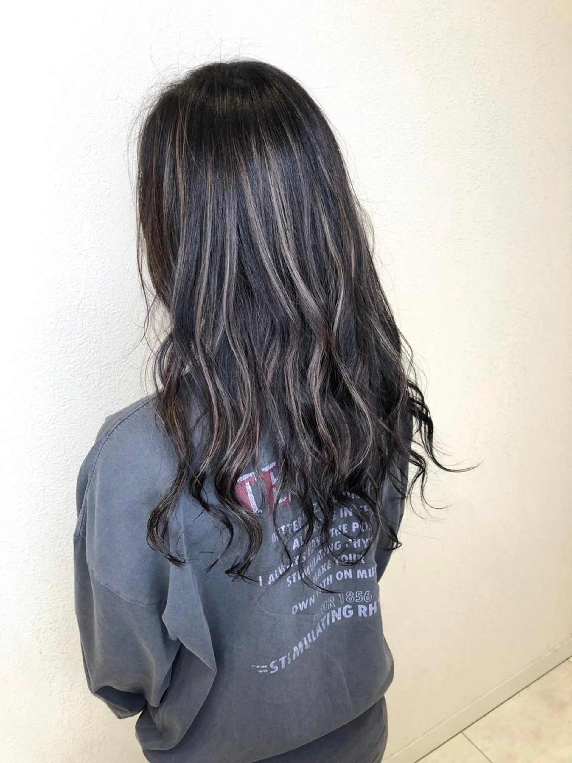 ロング カラー バレイヤージュ デザインカラー グレージュ ハイライトカラー ハイライト ブリーチ無しカラー 👑店長　平松　由のヘアスタイル