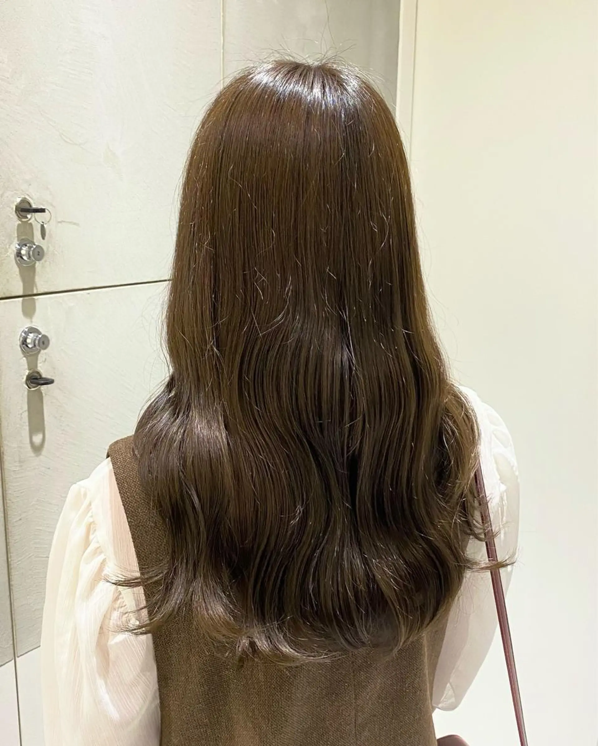 ロング カラー ベージュカラー ブリーチ 透明感カラー ブリーチなしカラー オリーブベージュ 艶感/ナチュラル 🩵amiのヘアスタイル