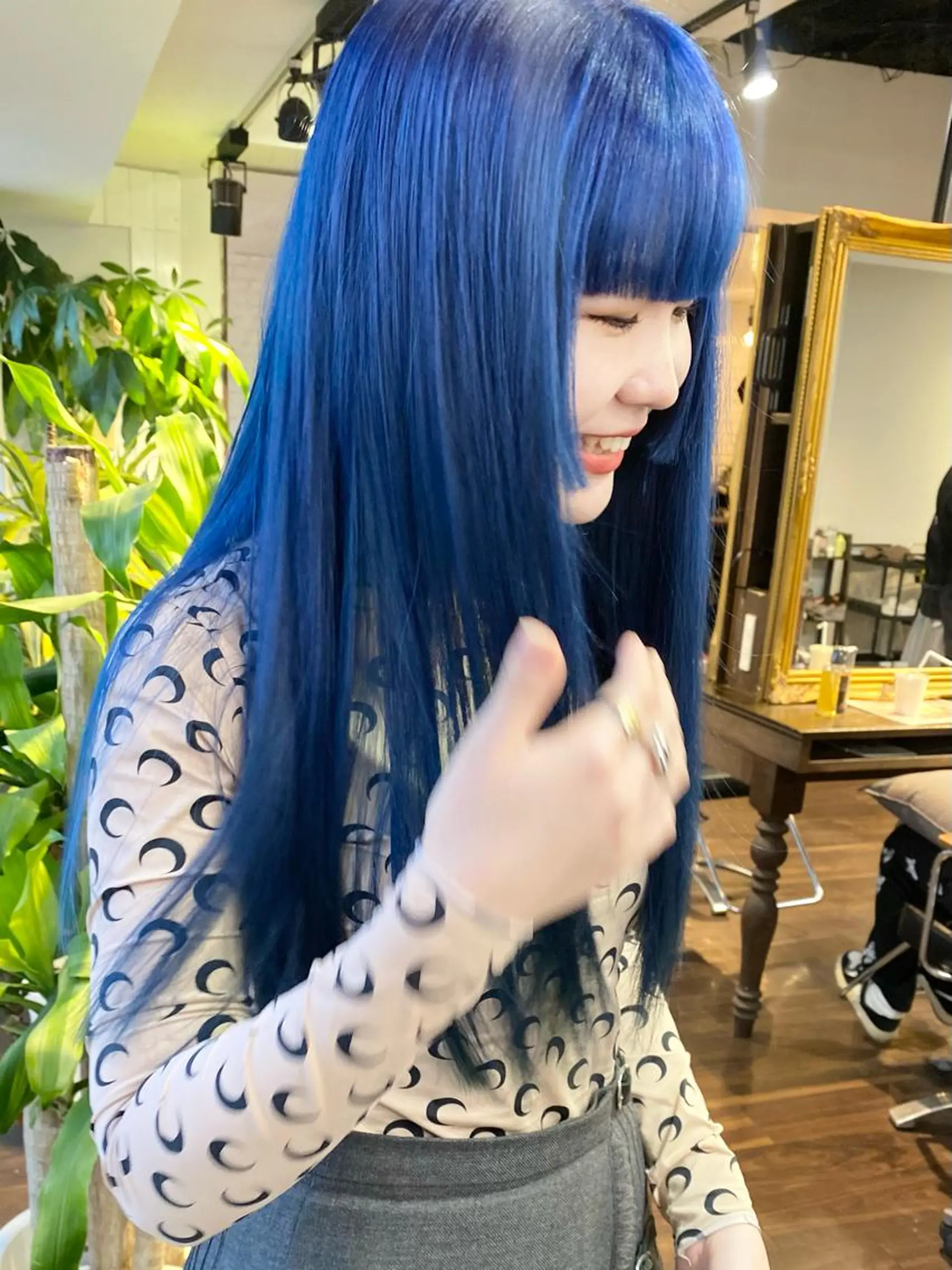 ロング カラー ヘアアレンジ ブリーチ ブルーカラー ケアブリーチ ダブルカラー ハイトーンカラー カット ヘアカラー トリートメント 韓国ヘア×髪質 改善🇰🇷シオリのヘアスタイル
