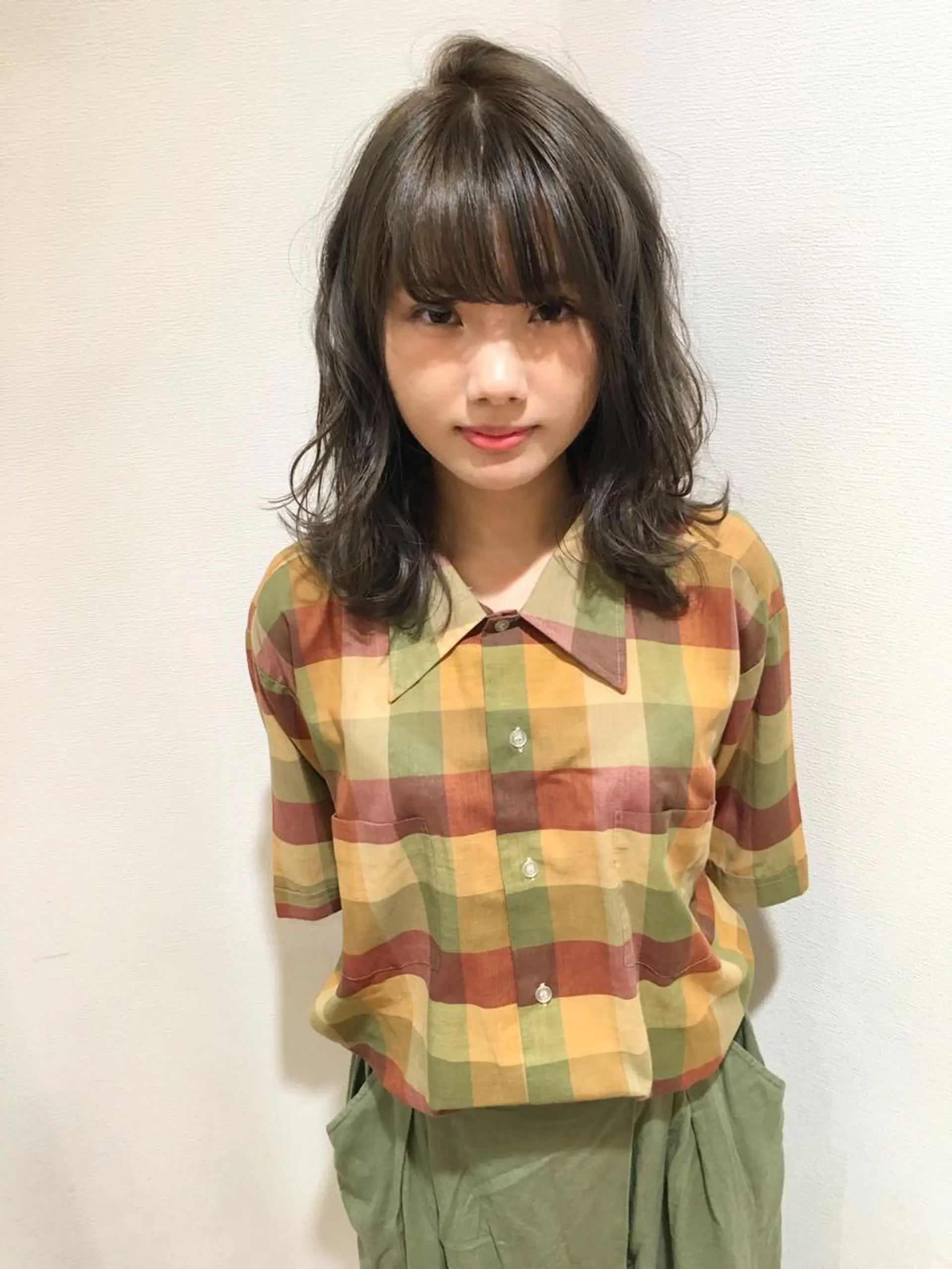 ミディアム カラー 透明感カラー ダークグレー レイヤーカット 外ハネヘア ディレクター ノナカのヘアスタイル