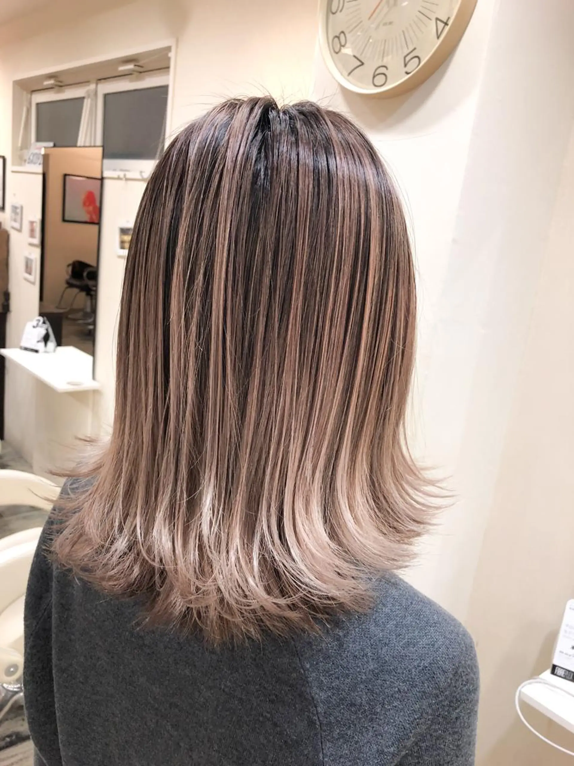 ミディアム カラー グラデーションカラー グレージュ ハイライトカラー ピンクカラー ハイライト WONK. ウォンク 心斎橋のヘアスタイル
