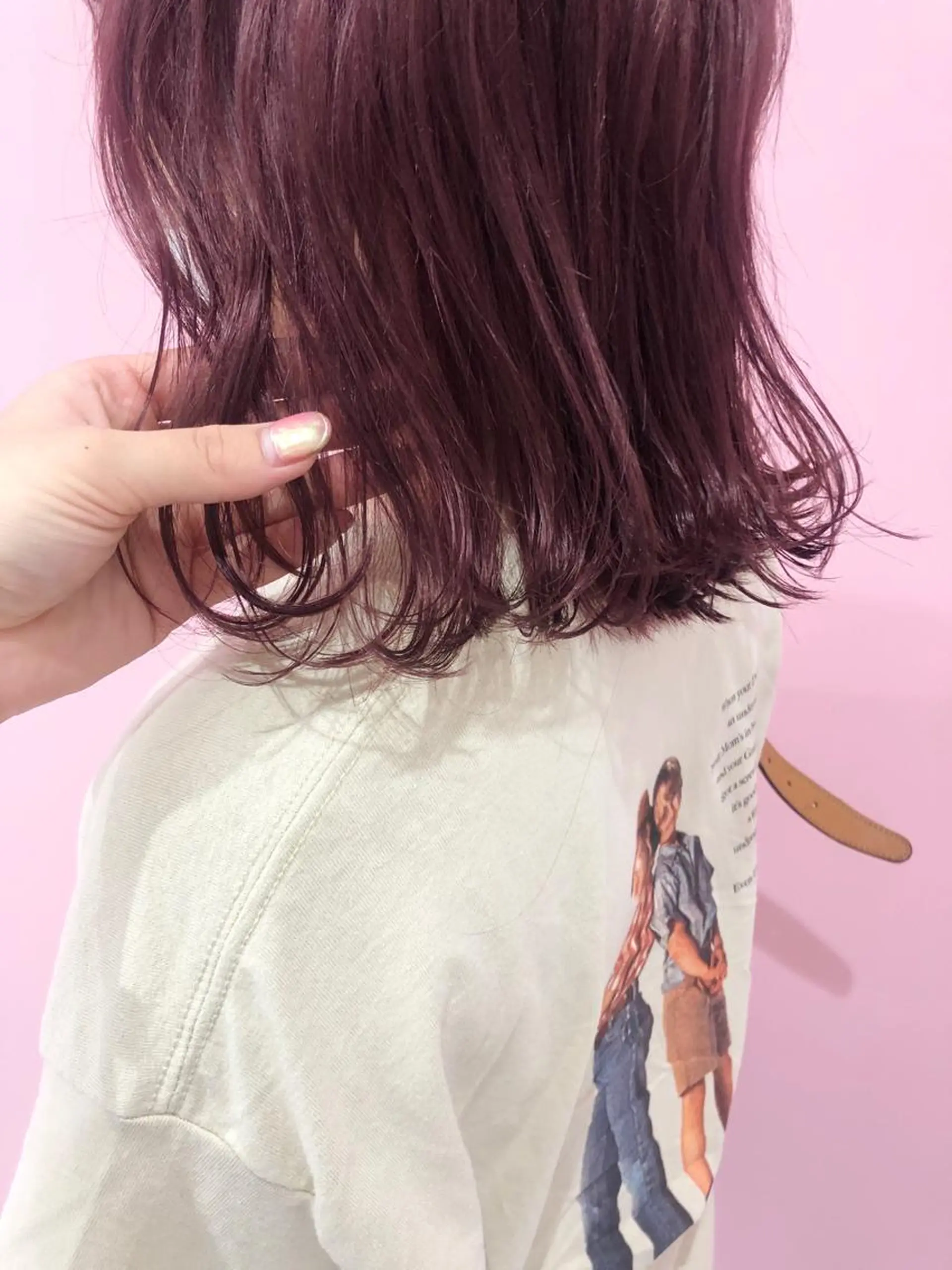 セミロング カラー ブリーチ ピンクカラー カット ヘアカラー 岩田 萌那のヘアスタイル