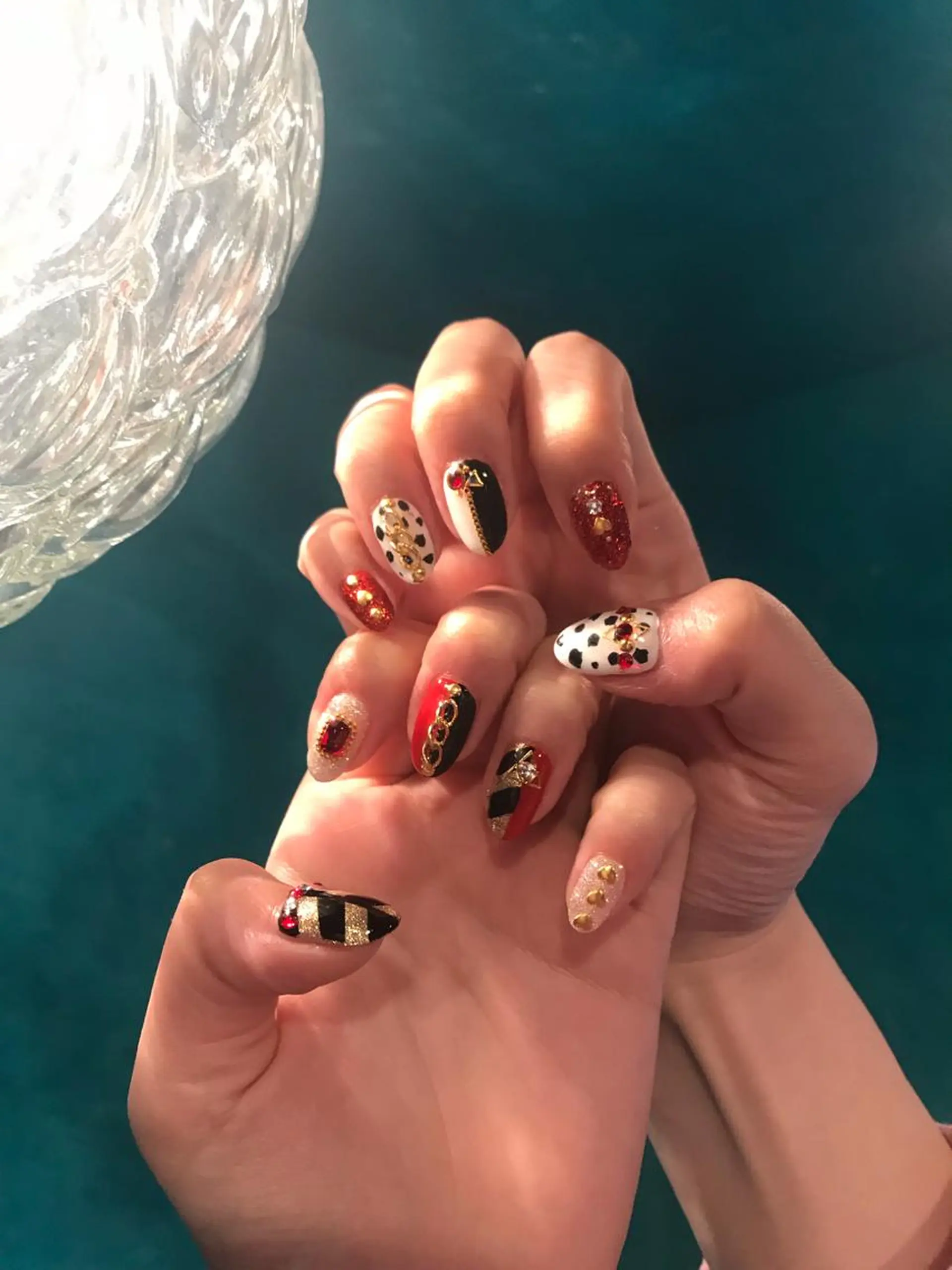 ネイル ハンドネイル キラキラ オメメのネイルデザイン