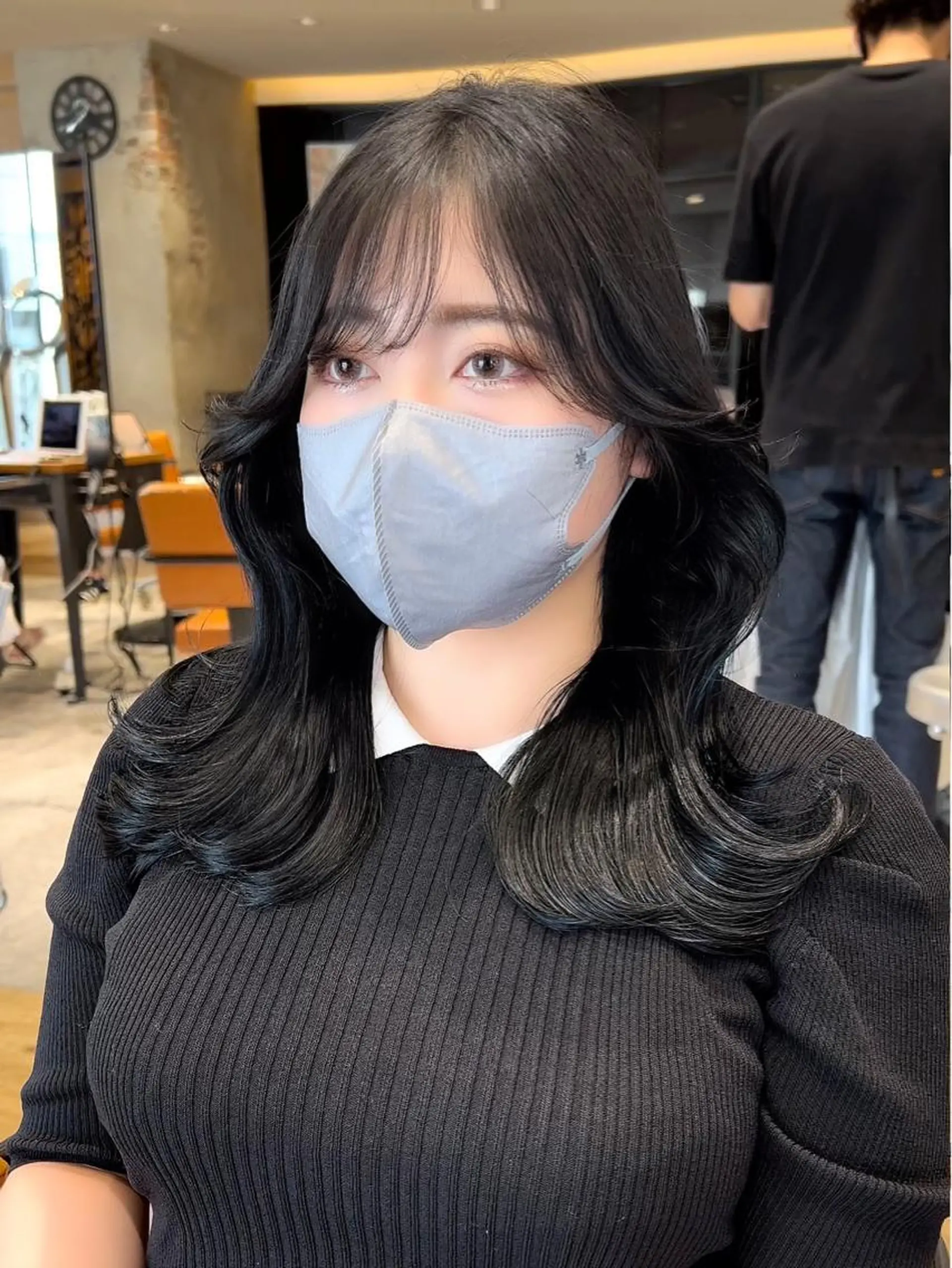 ミディアム カラー ヘアアレンジ 黒髪 ブルーカラー ブルーブラック イルミナカラー くびれヘア カット ヘアカラー トリートメント ヘアセット 日本一の小顔カット/ ボブ/顔周り/韓国のヘアスタイル