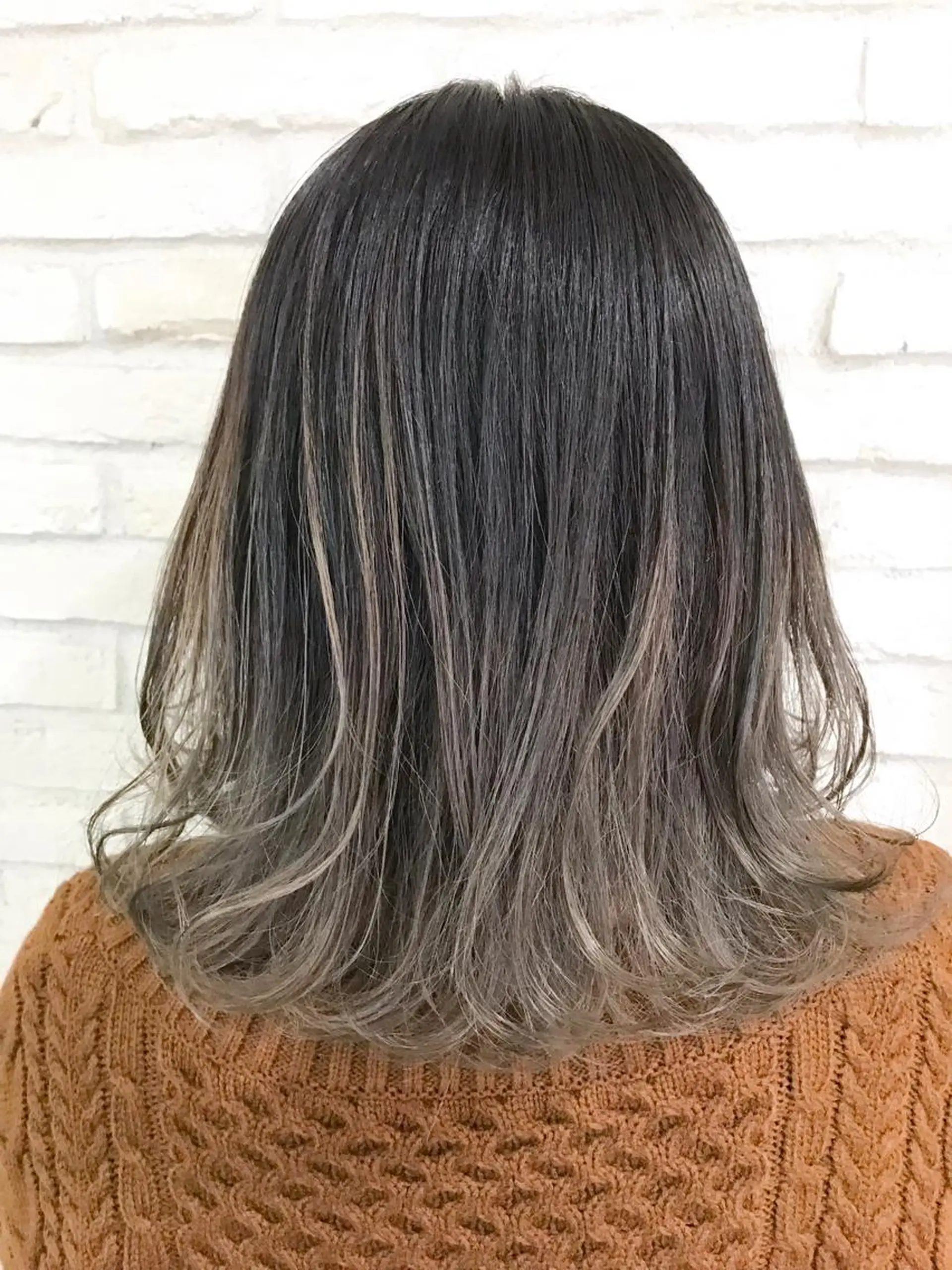 ミディアム カラー アッシュ アッシュグレー ブリーチ グラデーションカラー 横浜🍒カット エクステ／RIEのヘアスタイル