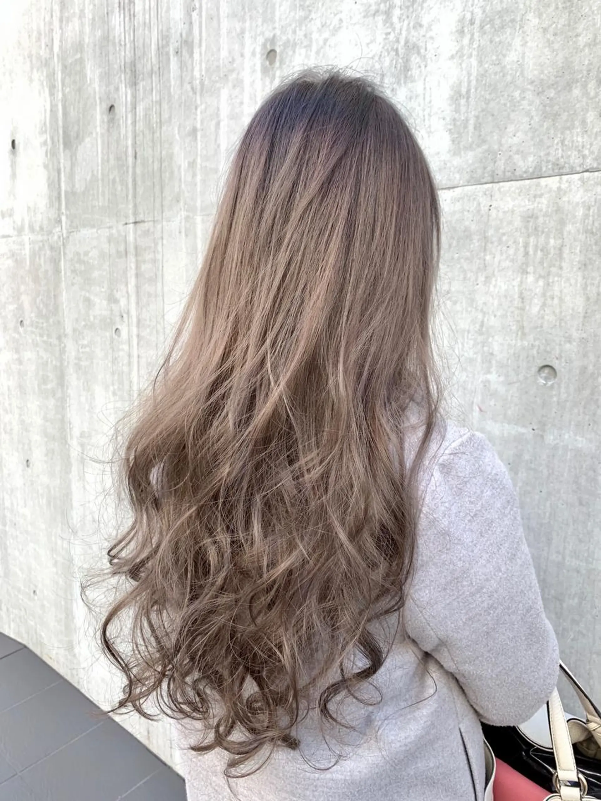ロング カラー ベージュカラー ブリーチ ミルクティーベージュ ヘアカラー トリートメント ヘッドスパ Akua【代表】 Kazumaのヘアスタイル
