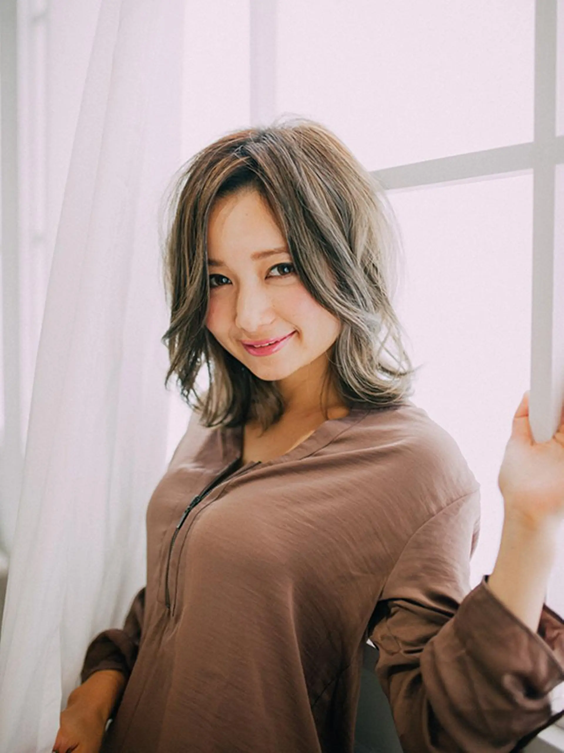 ミディアム カラー 透明感カラー グレージュ 外ハネヘア カット 福島 浩司のヘアスタイル