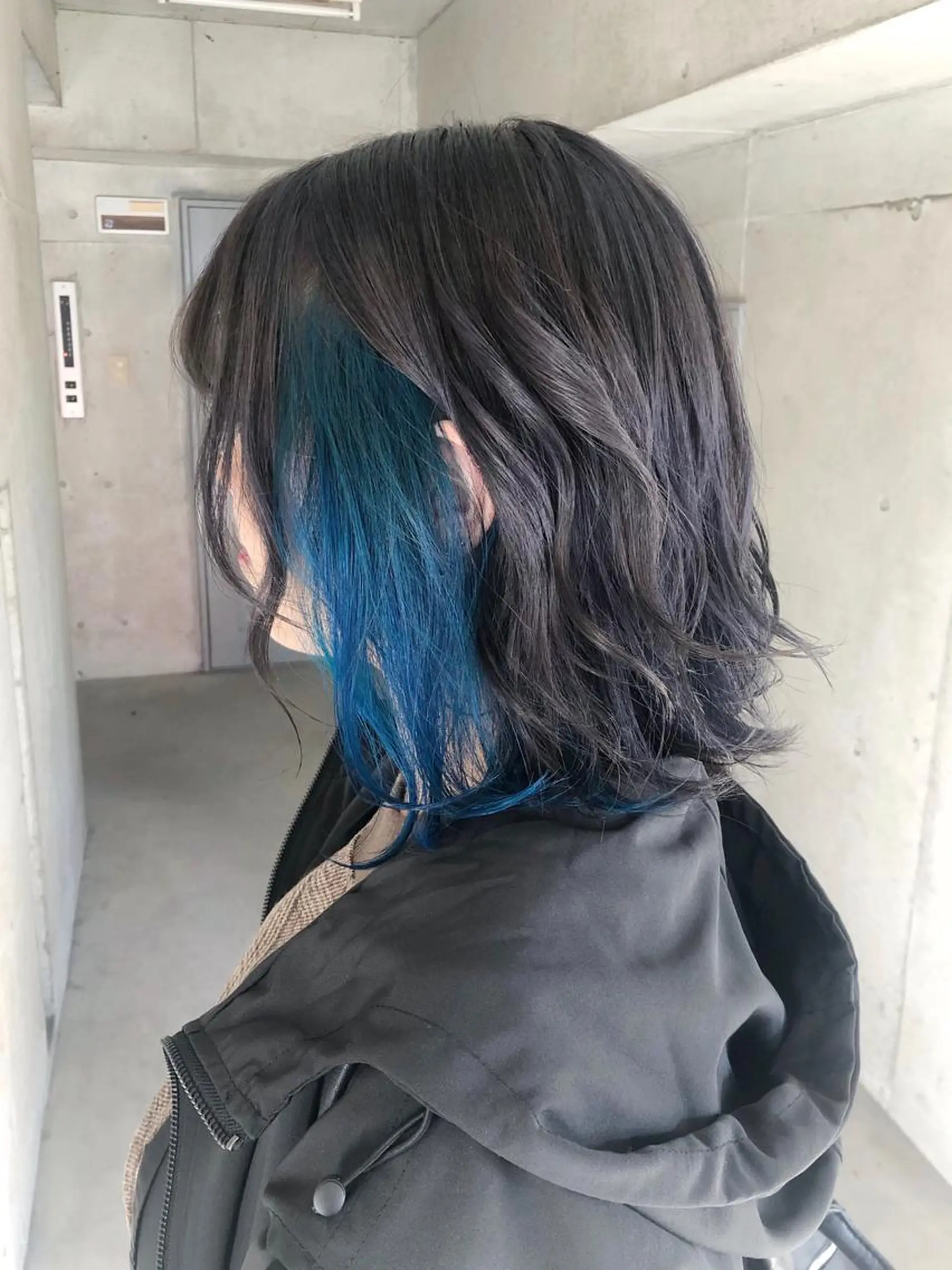 ミディアム カラー ブリーチ ブルーカラー 是枝 さくらのヘアスタイル