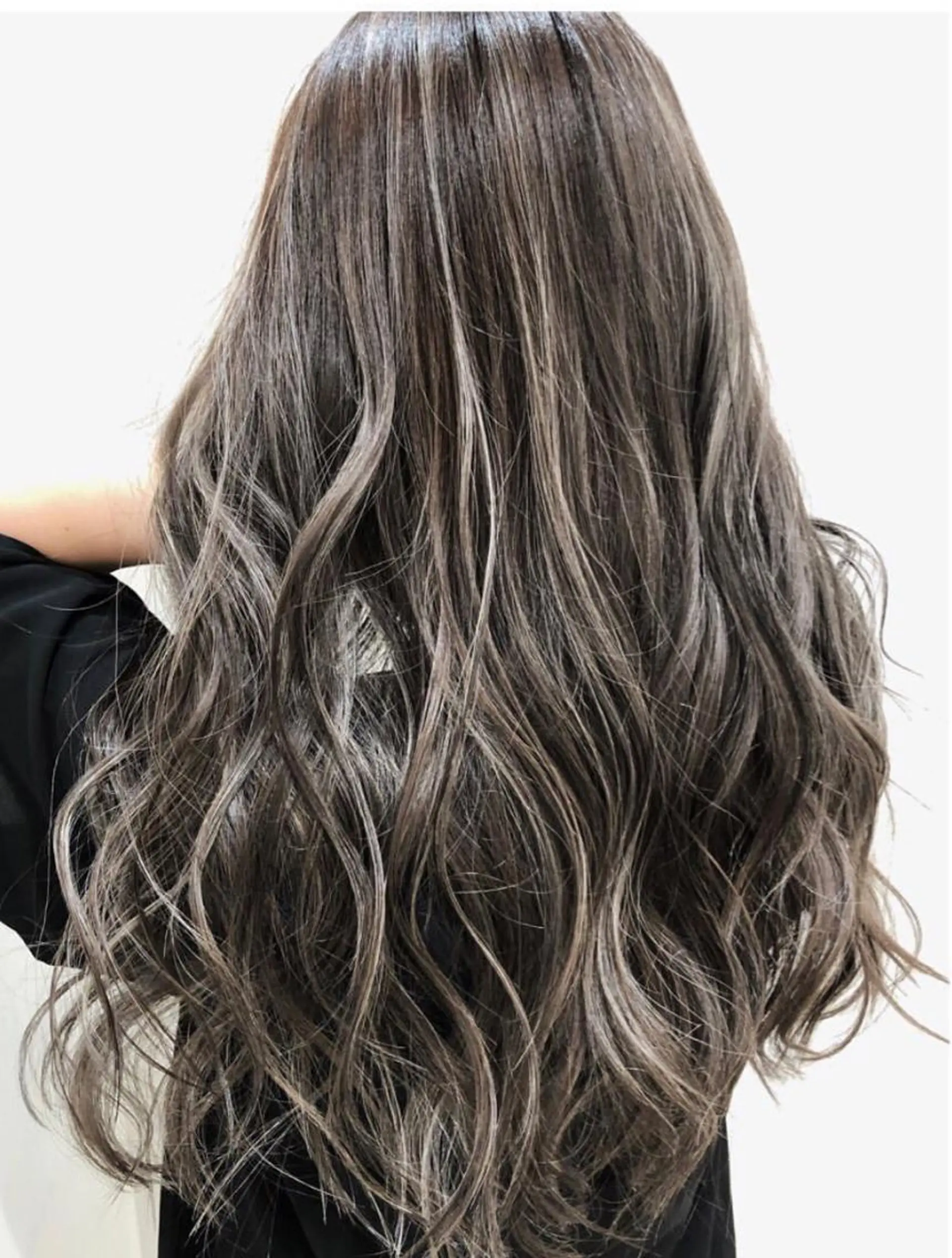 カラー Merly Osakaのヘアスタイル