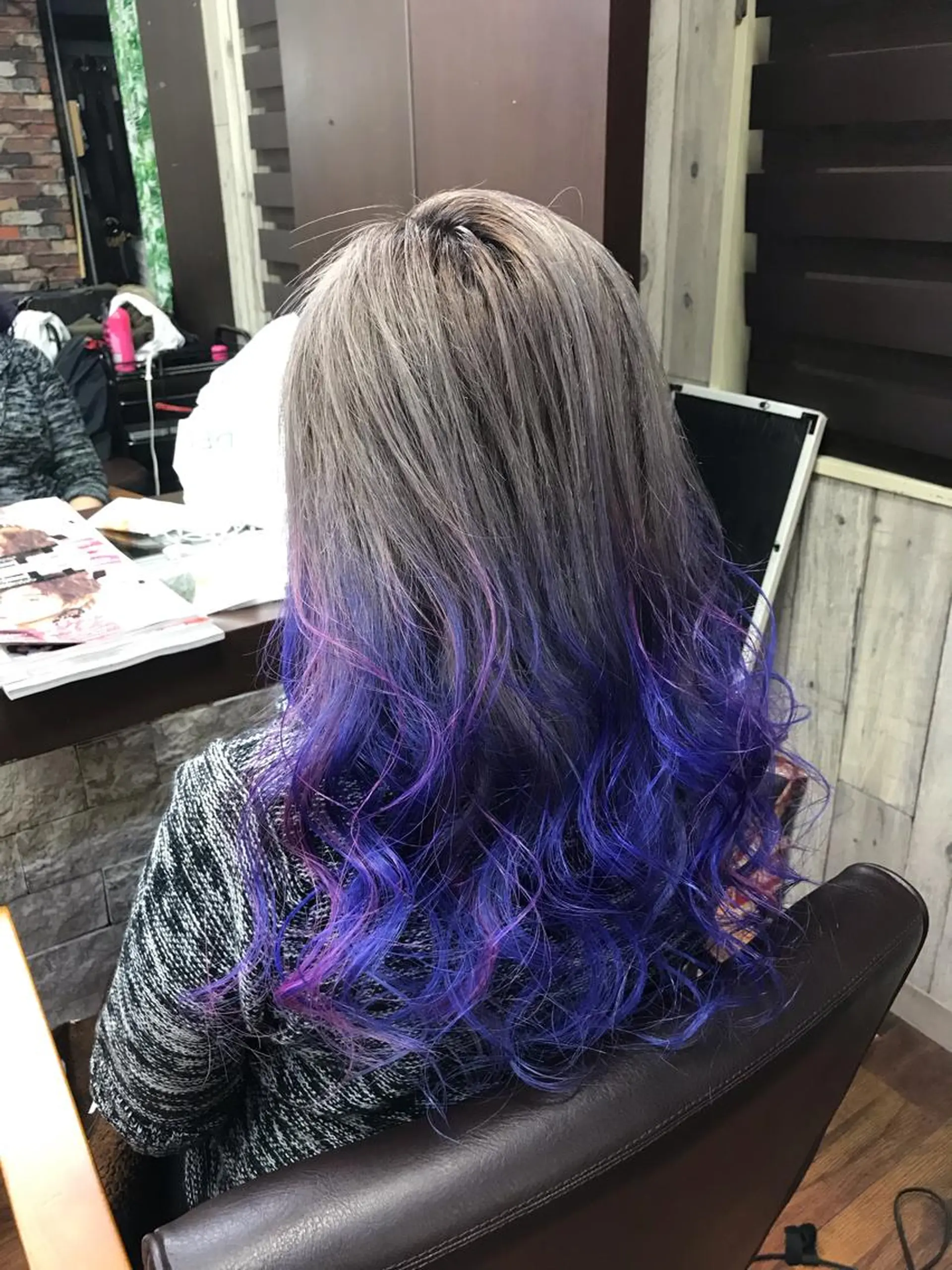 セミロング カラー グラデーションカラー ピンクカラー シルバー LOHAS 関根真由美のヘアスタイル