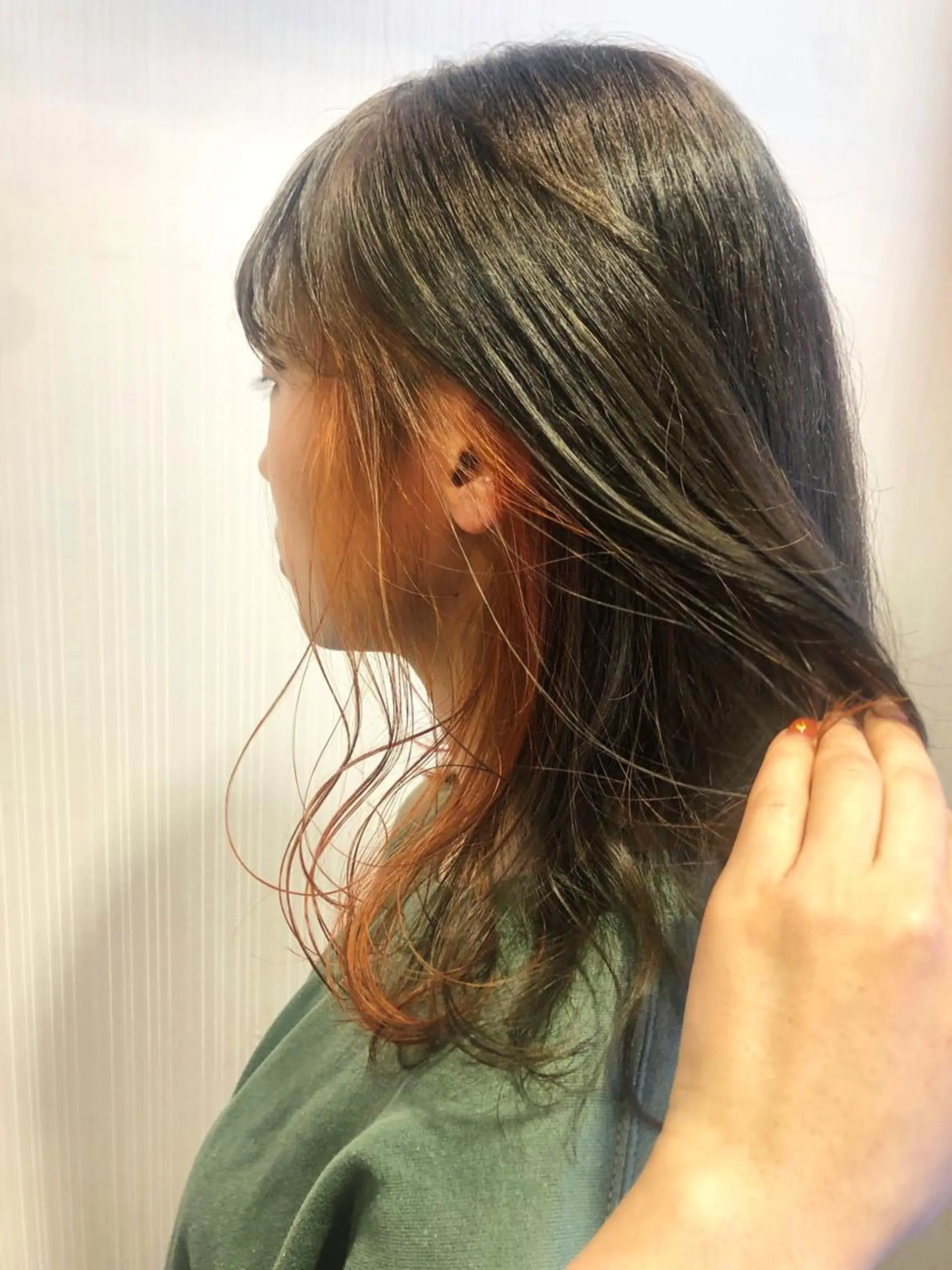 セミロング カラー オレンジ ヘアカラー 新井 友菜のヘアスタイル