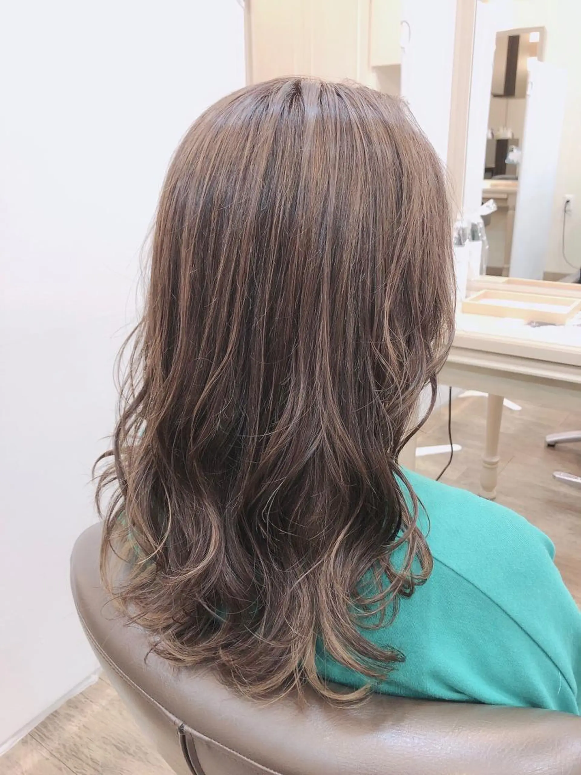 セミロング カラー ベージュカラー ハイライトカラー ラベンダーカラー ラベンダーベージュ ハイライト ヘアカラー 尚平 髪質改善 大人のデザインカラーのその他イメージ