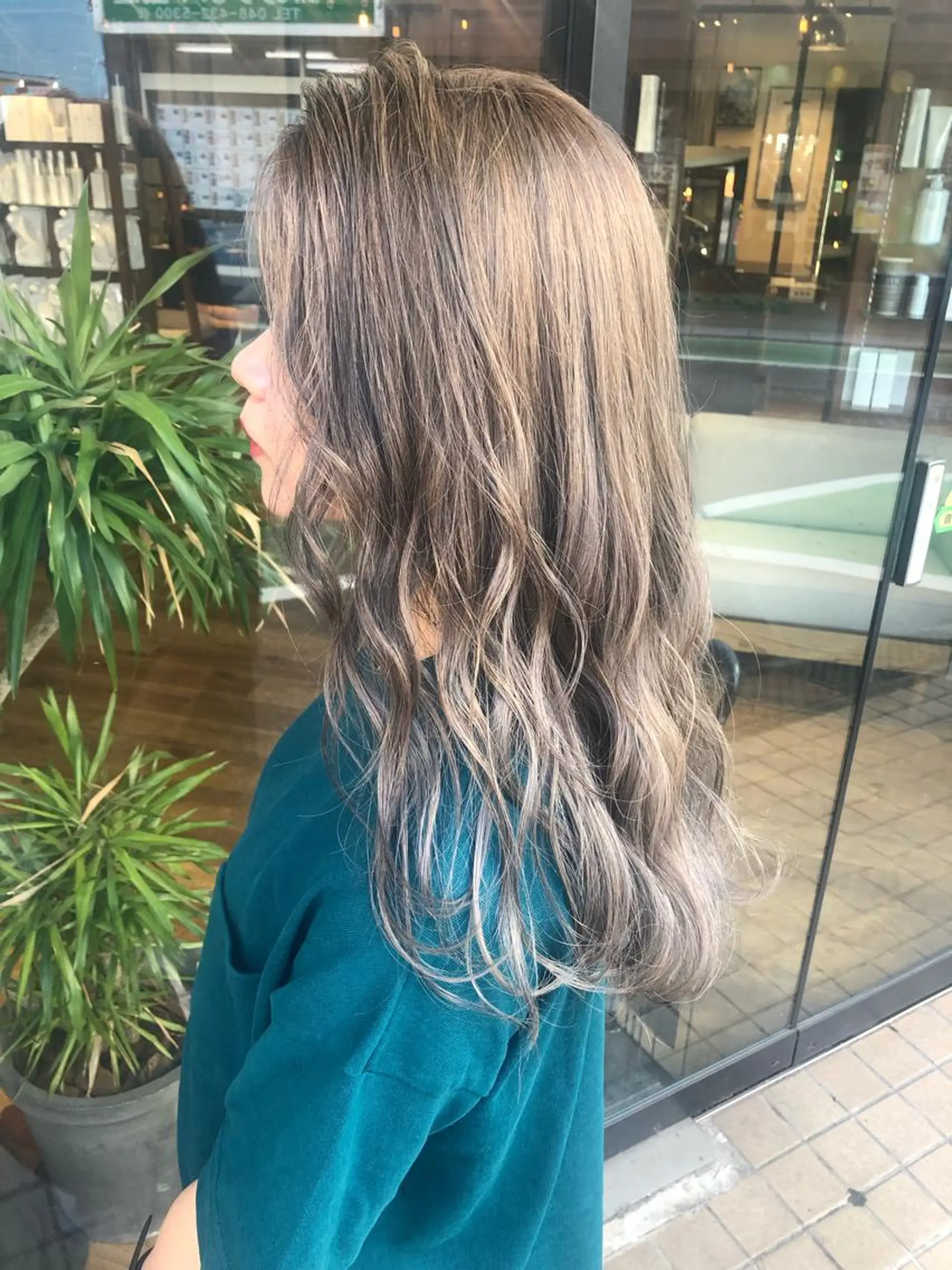 ロング カラー アッシュ ホワイトアッシュ ヘアカラー あらい なつみのヘアスタイル