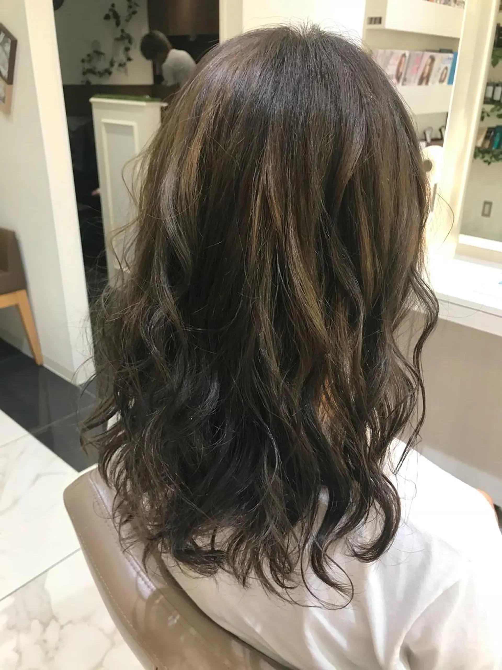 ミディアム カラー グレージュ 清藤 綾のヘアスタイル