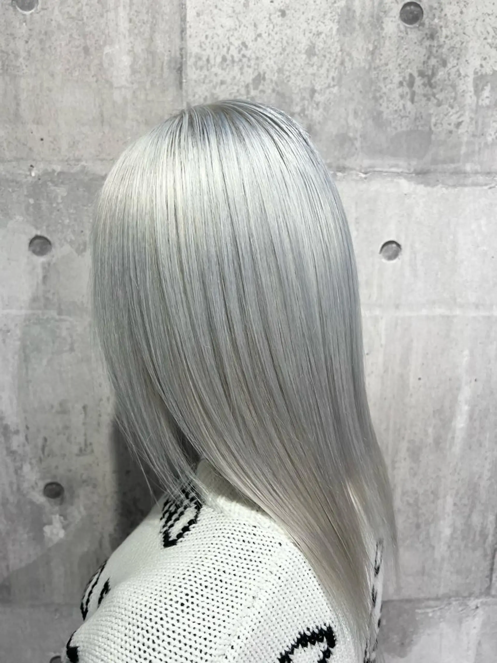 ミディアム カラー シルバー ホワイトシルバー mimiiy梅田 中崎町ハイトーンのヘアスタイル