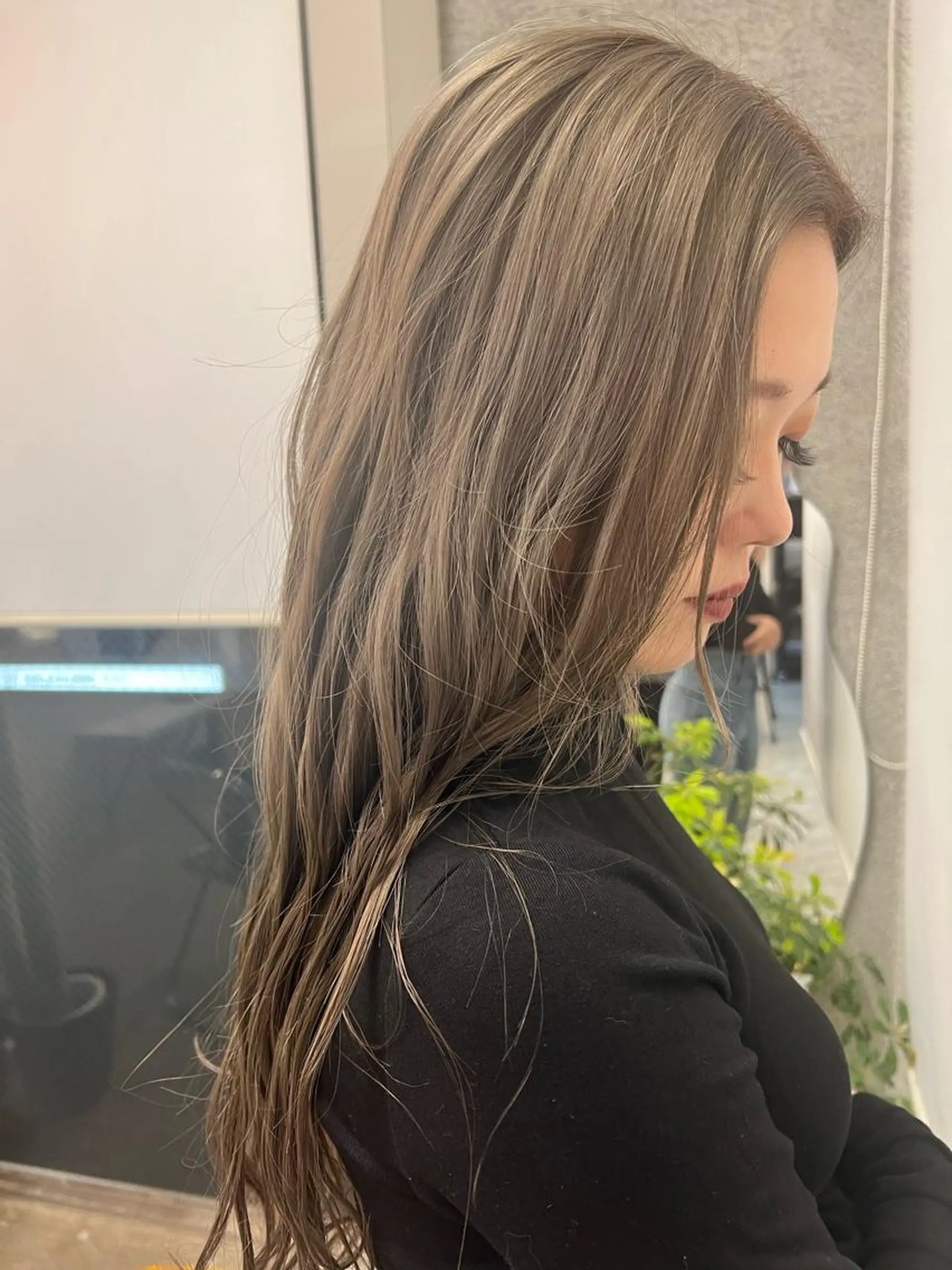 ロング カラー ベージュカラー 透明感カラー 渡 汐音のヘアスタイル