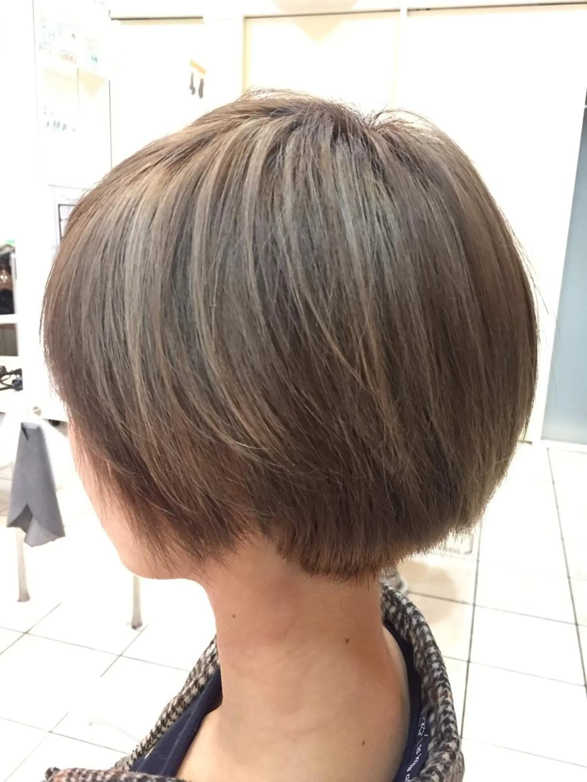 ショート カラー グレージュ ハイライトカラー ハイライト カラーサロン ビスカリアのヘアスタイル