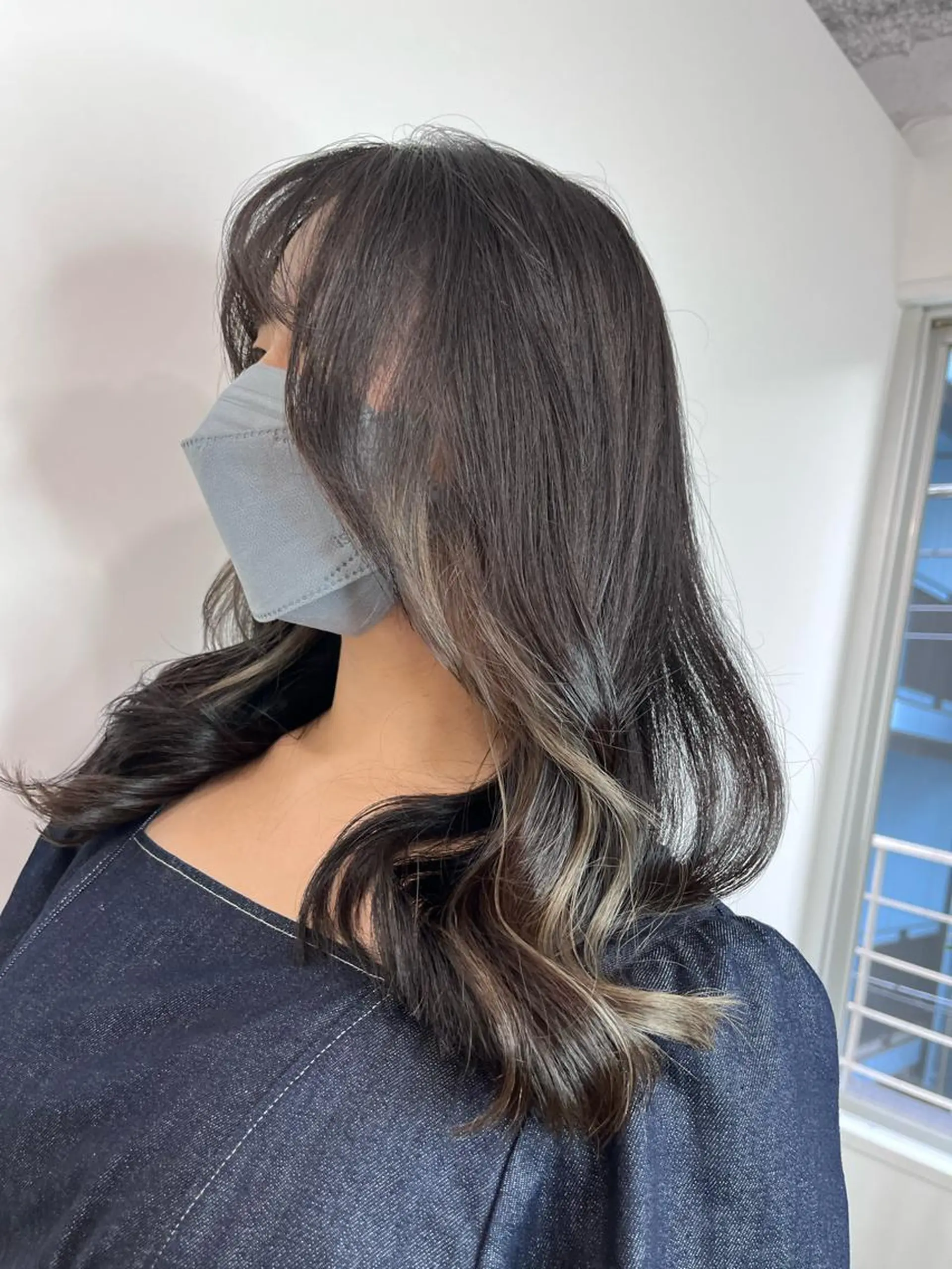 セミロング カラー 黒髪 ブルーカラー ブルーブラック インナーカラー くせ毛 カット ヘアカラー トリートメント 透明感×髪質改善🧸 韓国ヘア　武田涼のヘアスタイル