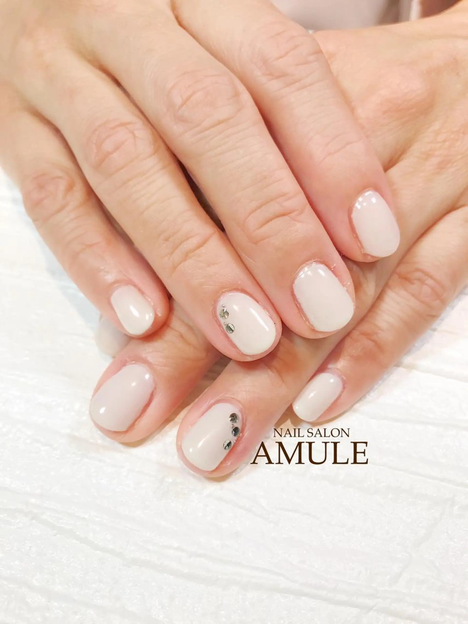 ネイル ワンカラーネイル ストーンネイル ホワイト NAILSALON AMULEのネイルデザイン