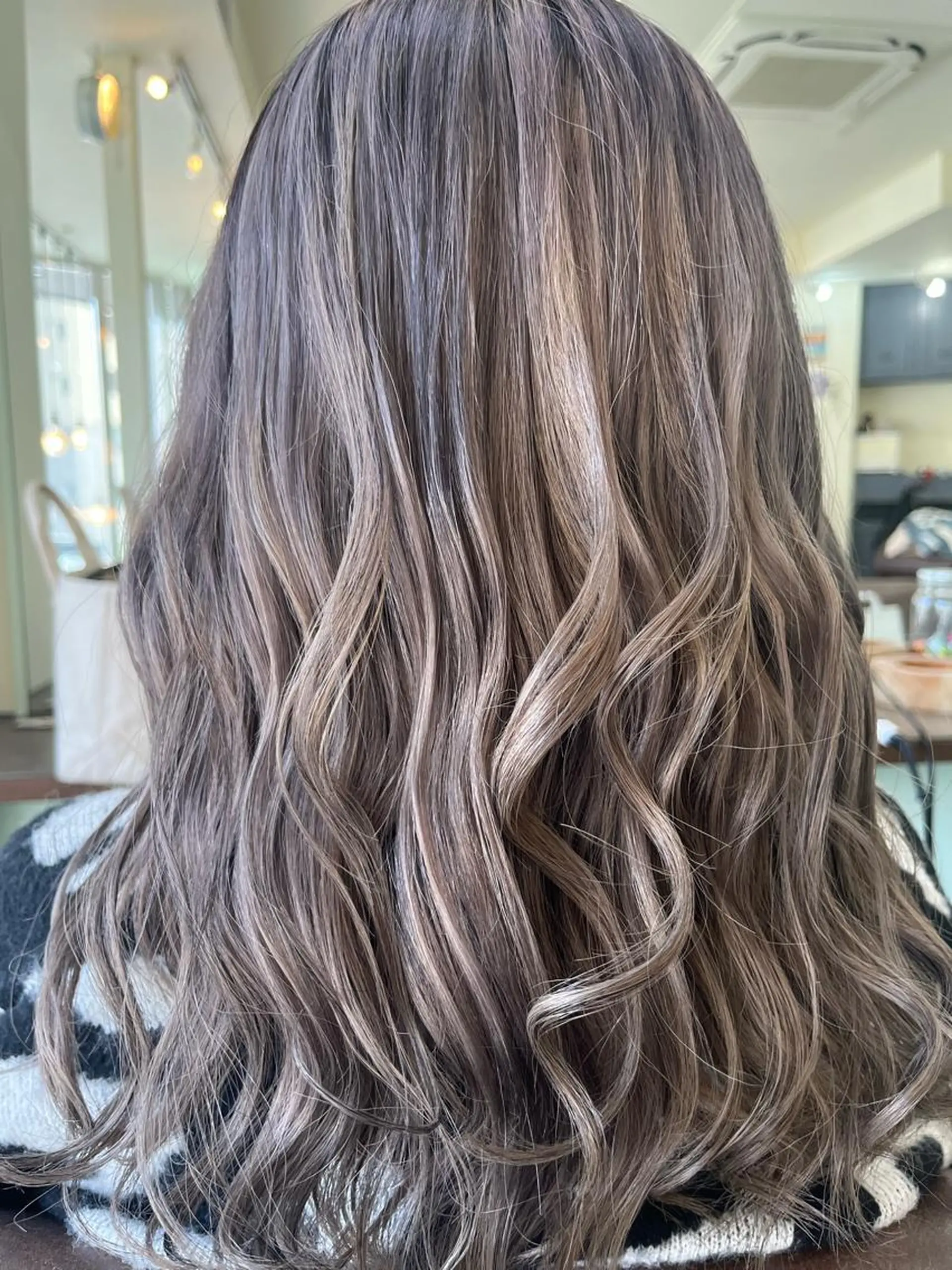 カラー バレイヤージュ ブリーチ ケアブリーチ ダブルカラー イヤリングカラー 戸川 紗良のヘアスタイル